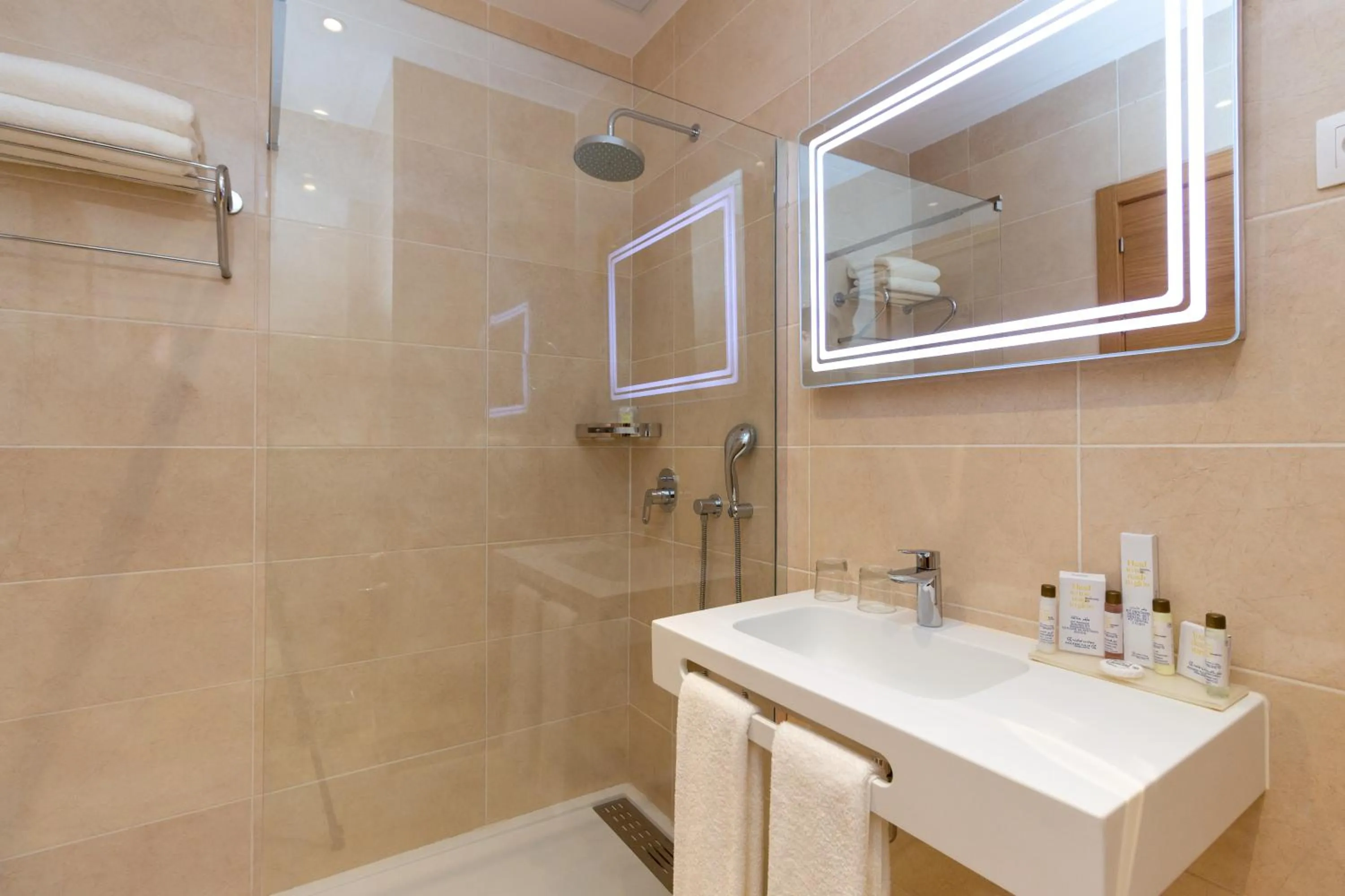 Standard Double Room in Golden Tulip Opera Alger