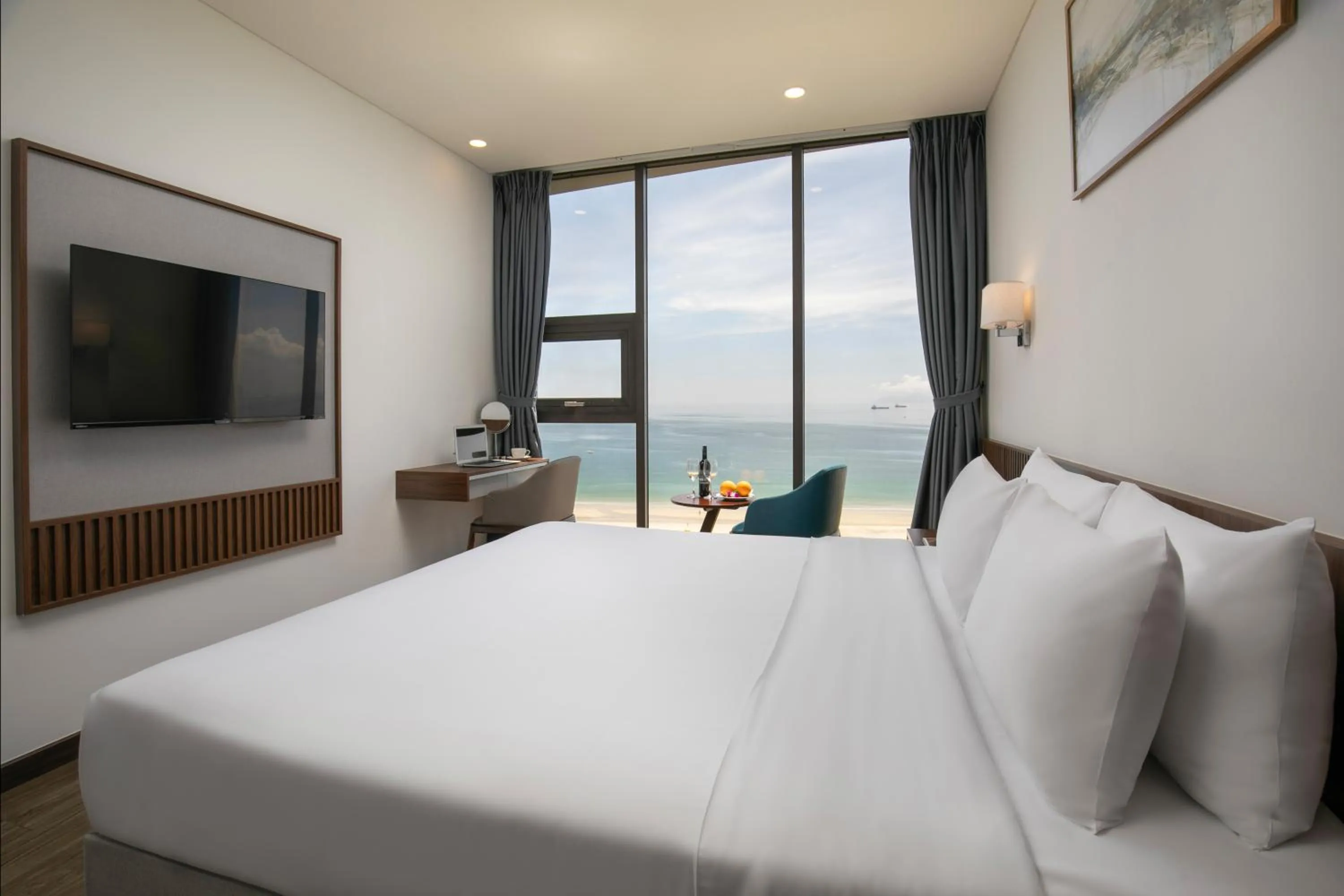 Suite Oceanfront with Bathtub  in Mangata Beachfront Hotel - Rooftop Bar Sea View