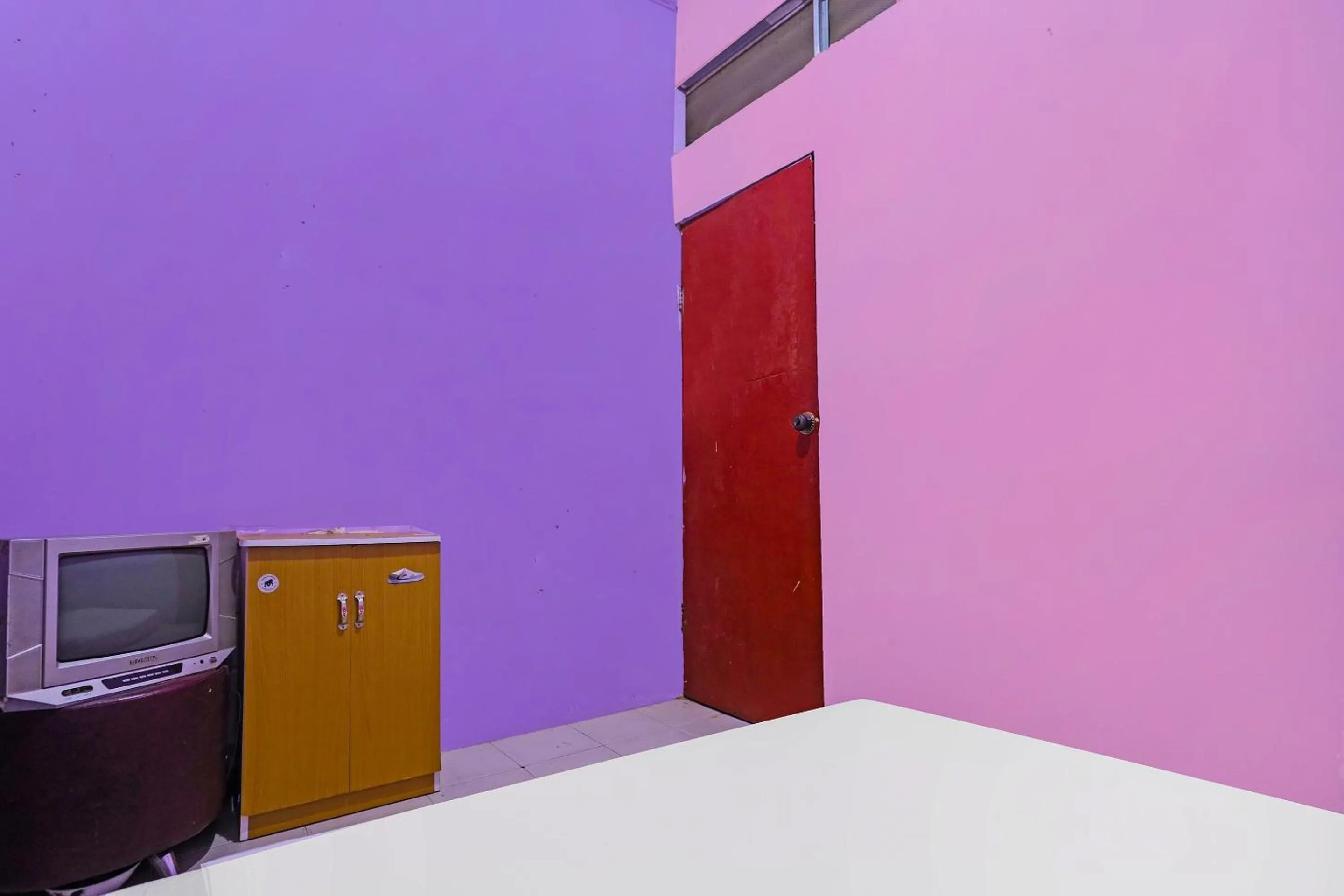 Budget Double Room in Hotel O Fendi Homestay SyariahNearTempat Makan Pagi Sore Nohil