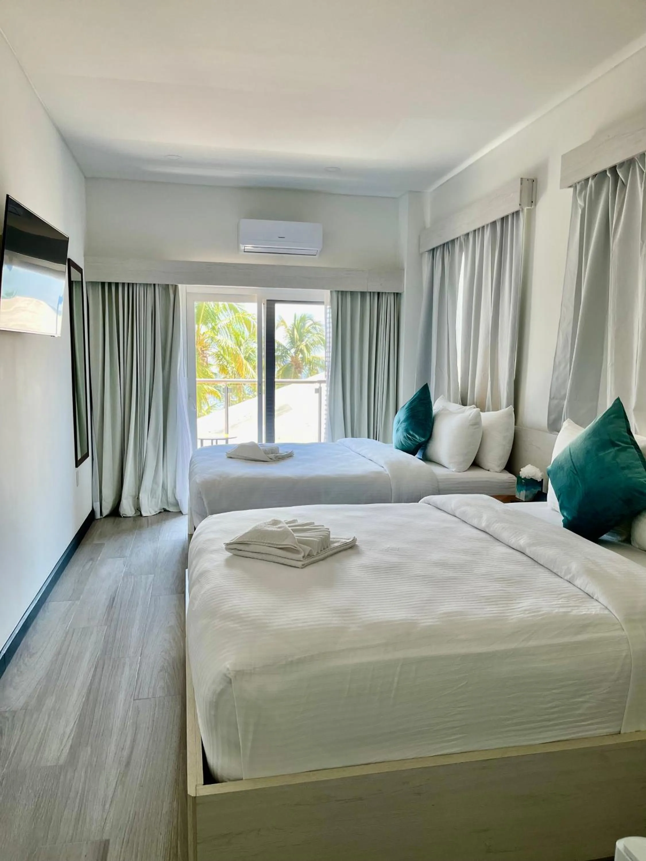 Queen Room with Balcony in The Watermark Hotel