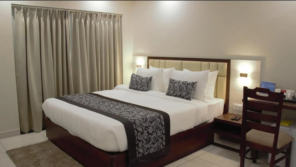 Deluxe King Room in Pride Biznotel Canopus, Digha