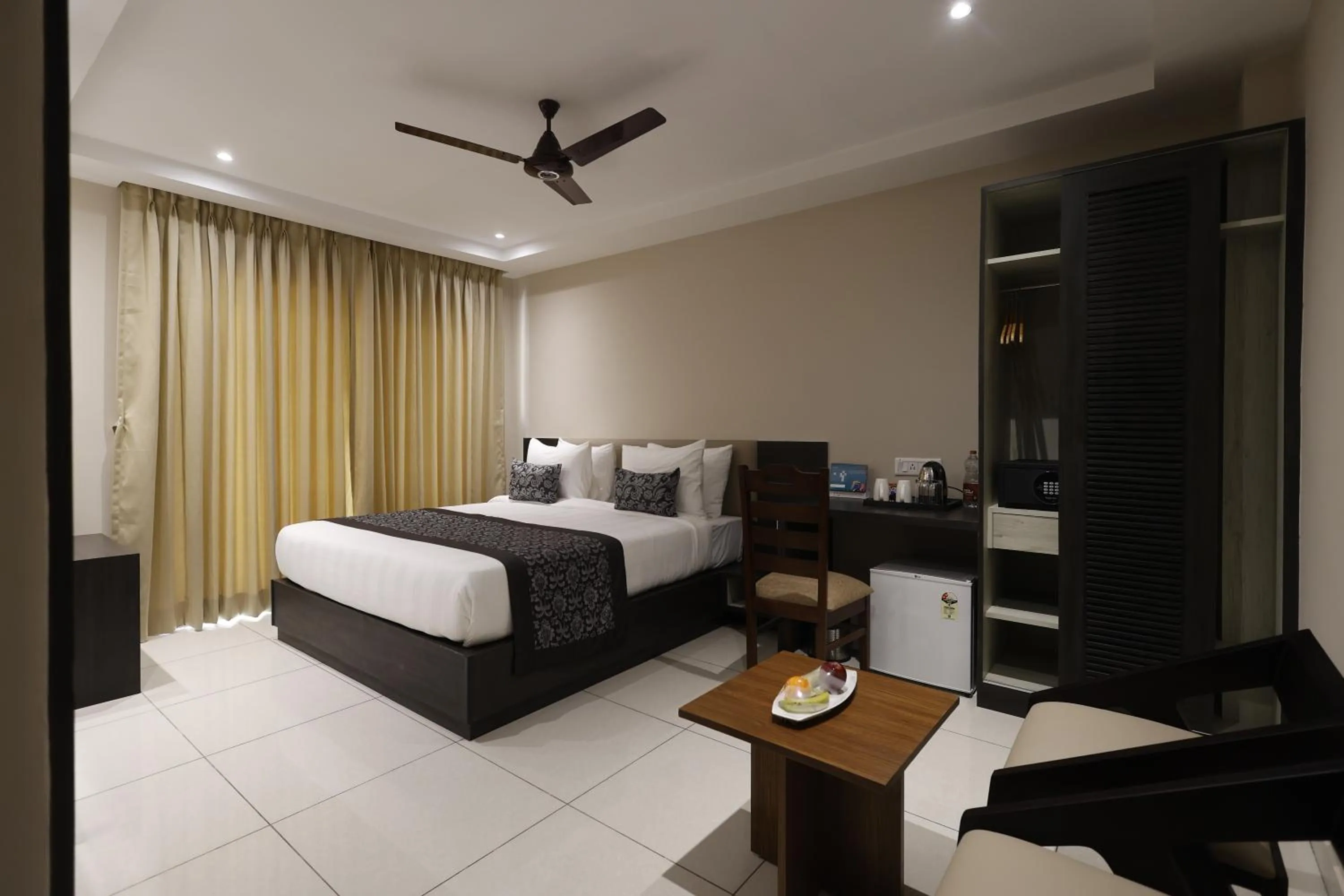 Superior King Room in Pride Biznotel Canopus, Digha