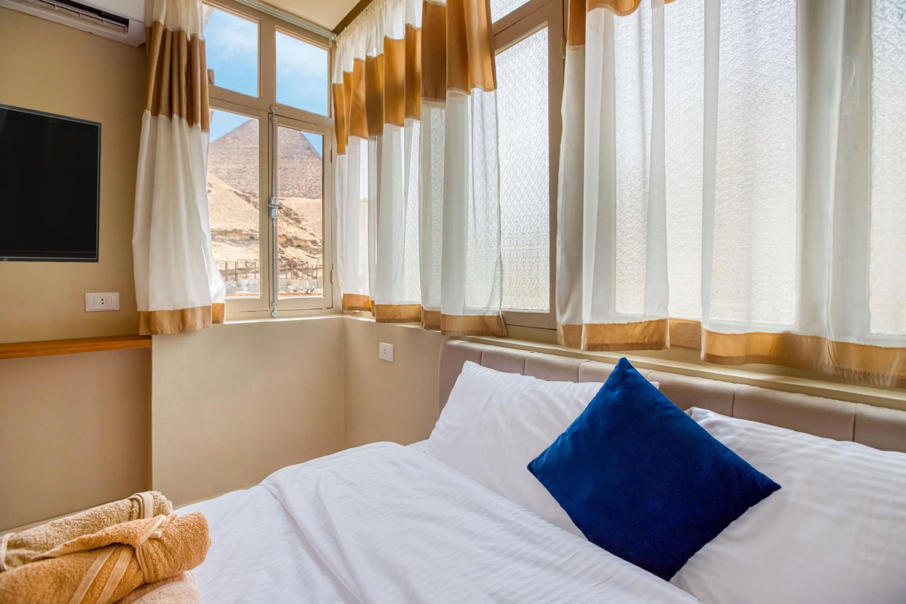 Standard Queen Room with Pyramids View in Villa Khufu Pyramids Hotel