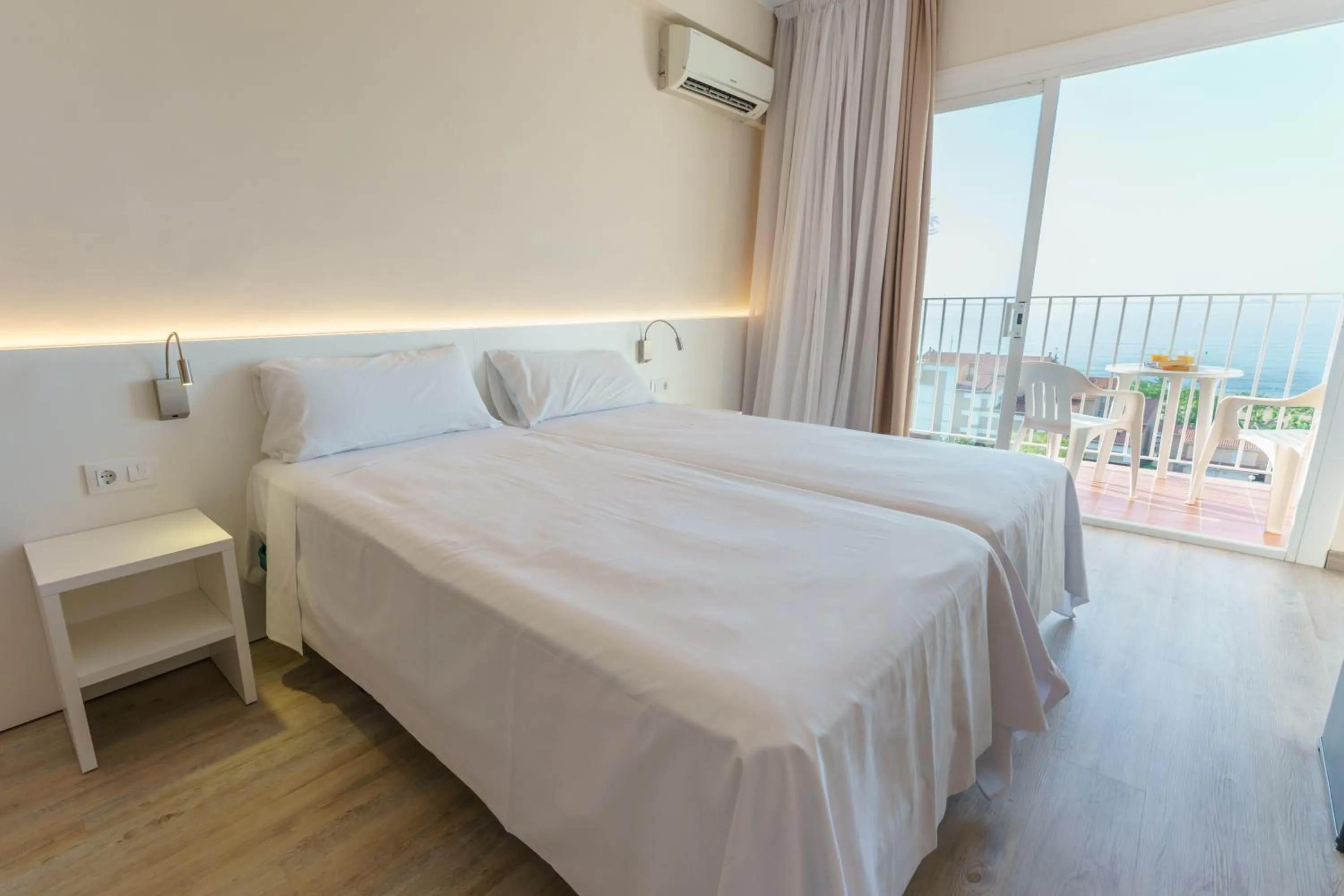 Double Room with Sea View in Checkin Catalonia