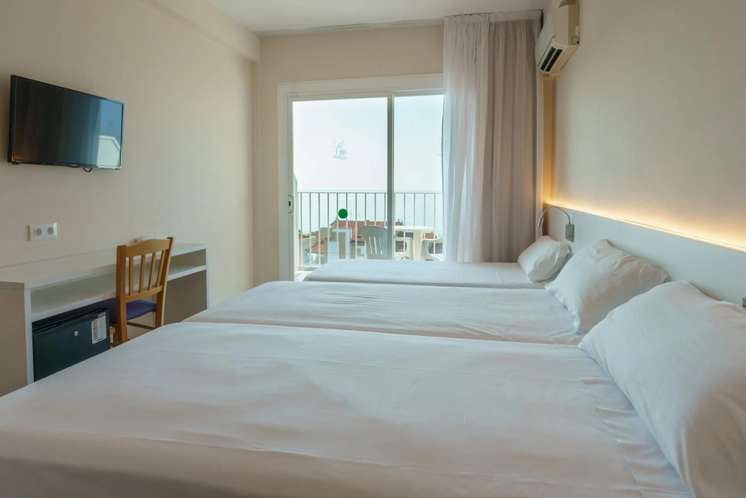 Triple Room with Sea View in Checkin Catalonia