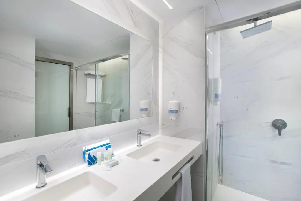 Twin Room with View (4 Adults) in Gran Hotel Las Fuentes