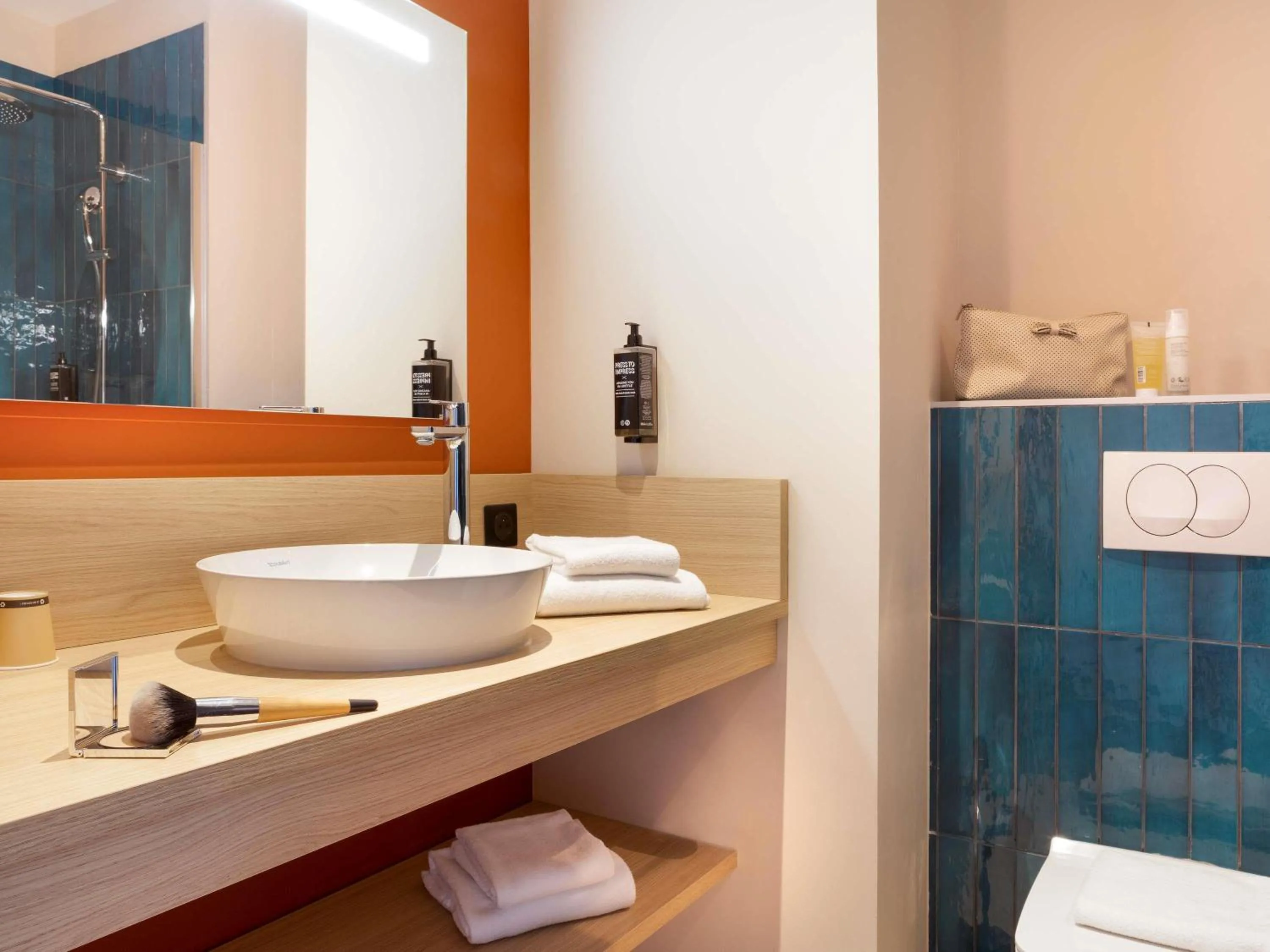 Standard Twin Room in Ibis Styles Miramas