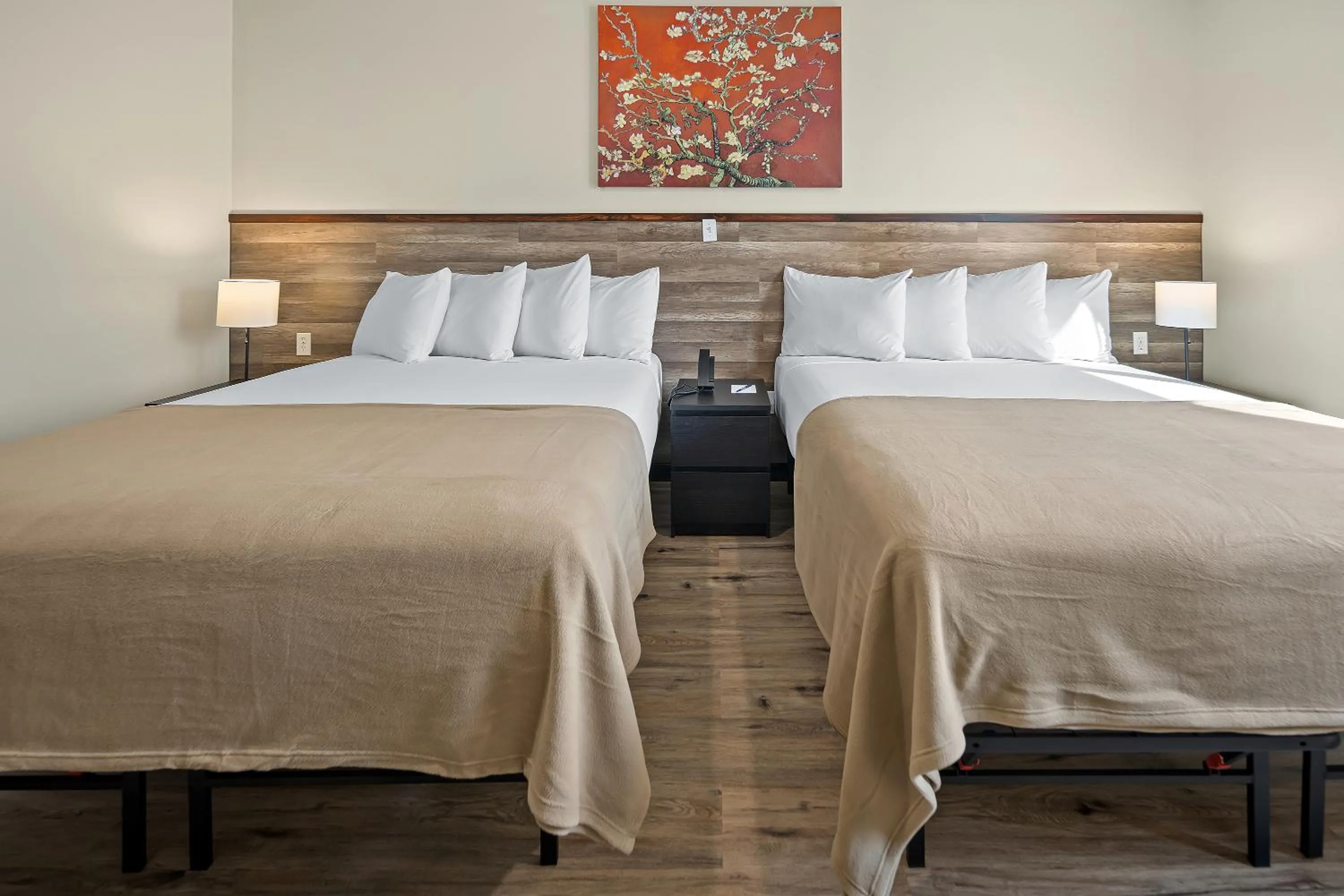 Deluxe Queen Room in Highbridge Hotel