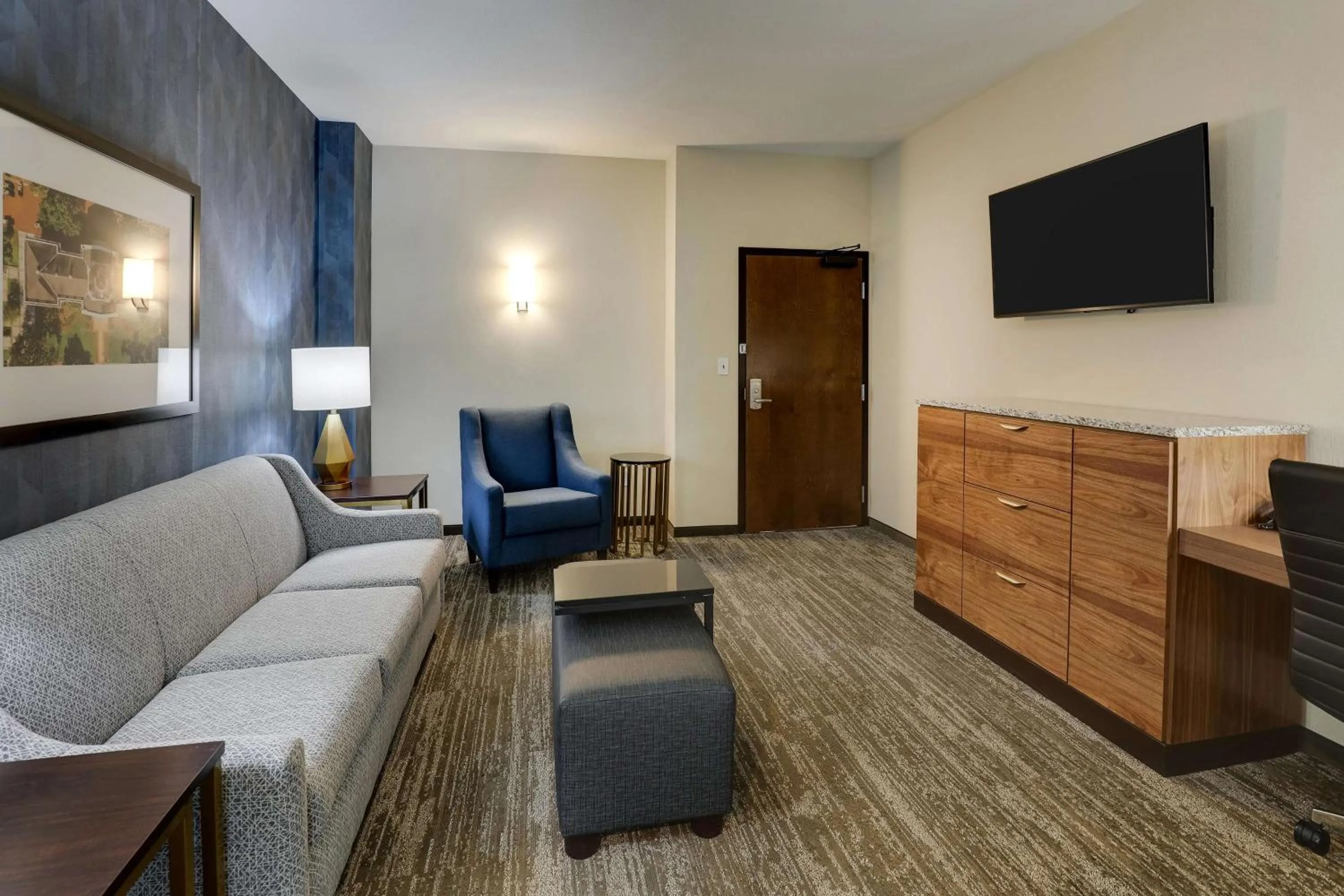 Upper Floor Queen Suite with Sofa Bed in Drury Plaza Hotel Tallahassee