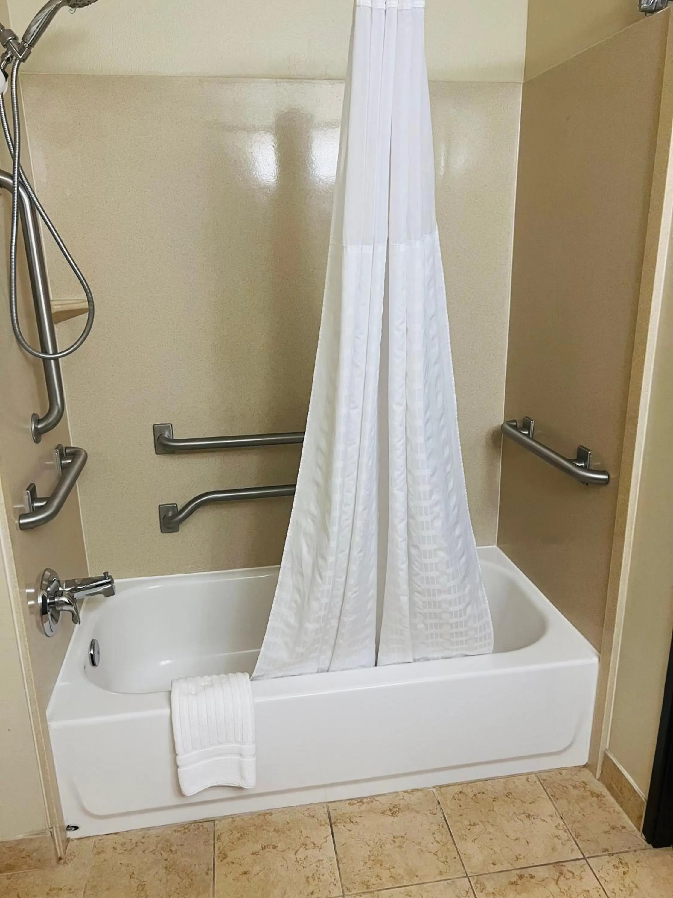 Queen Room with Tub - Disability Access/Non Smoking in Comfort Inn