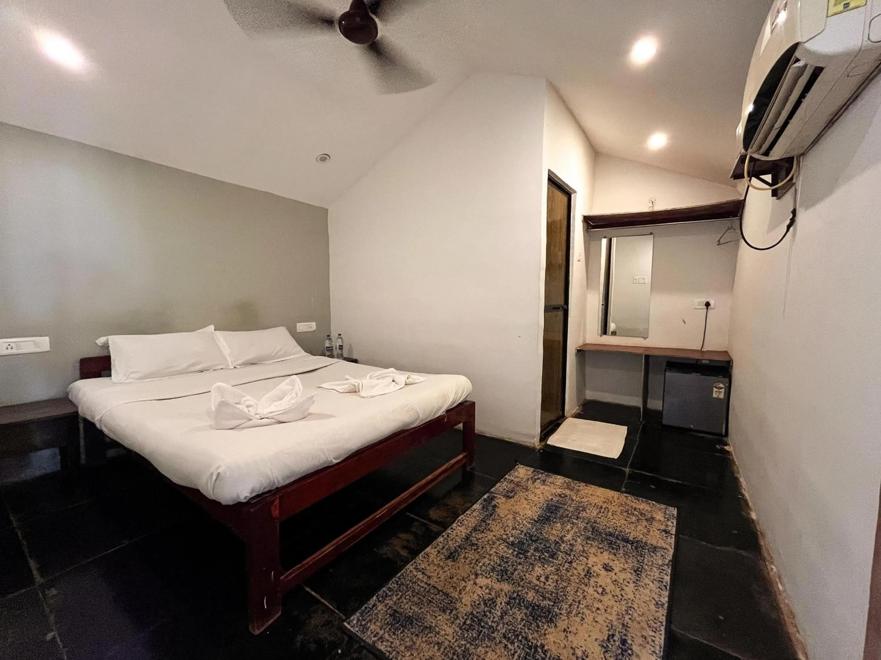 Deluxe Queen Room in 12 Monks - Beachfront Hostel