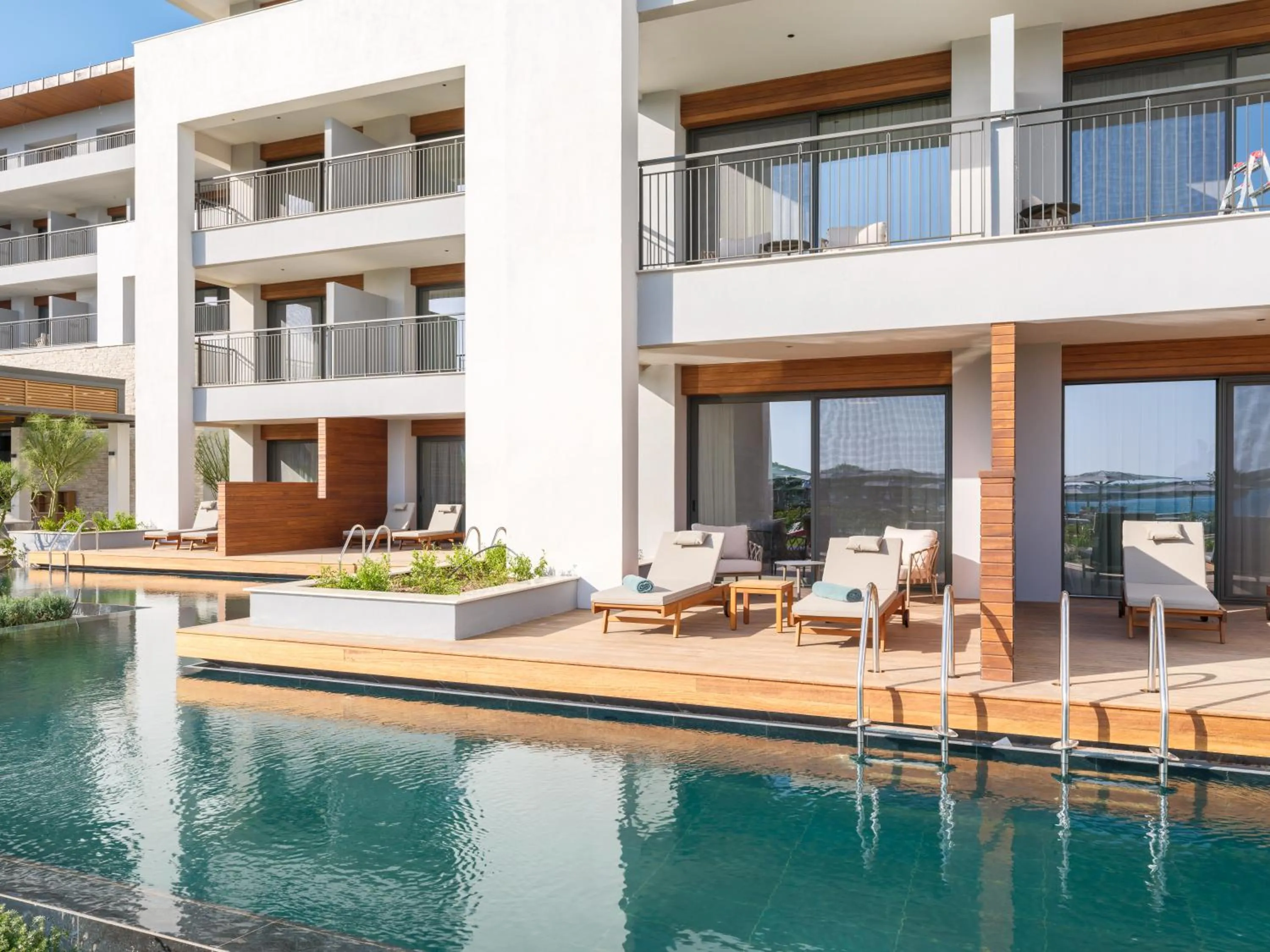 Deluxe Double 4 Swim-Up Room Sea Side 2+2 (Community Zone) in Anda Barut Collection - Ultra All Inclusive