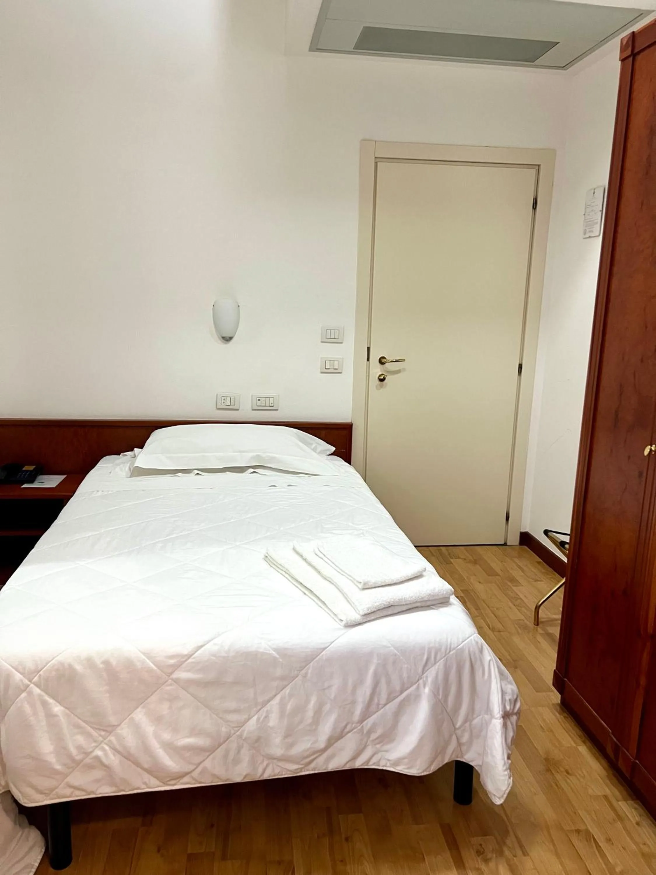 Single Room in Hotel Joli