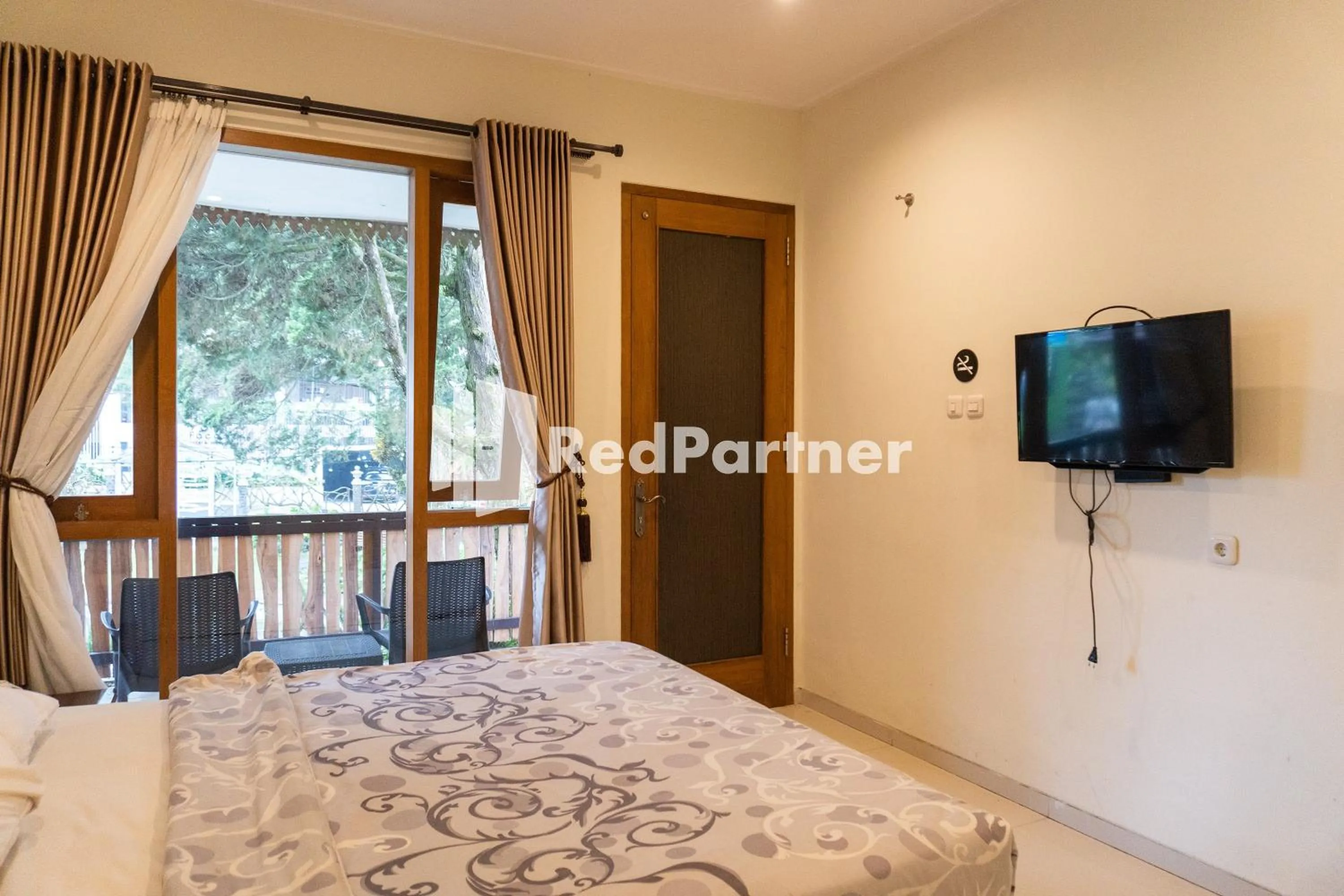 Deluxe Room in Javenir Hotel Tawangmangu Mitra RedDoorz