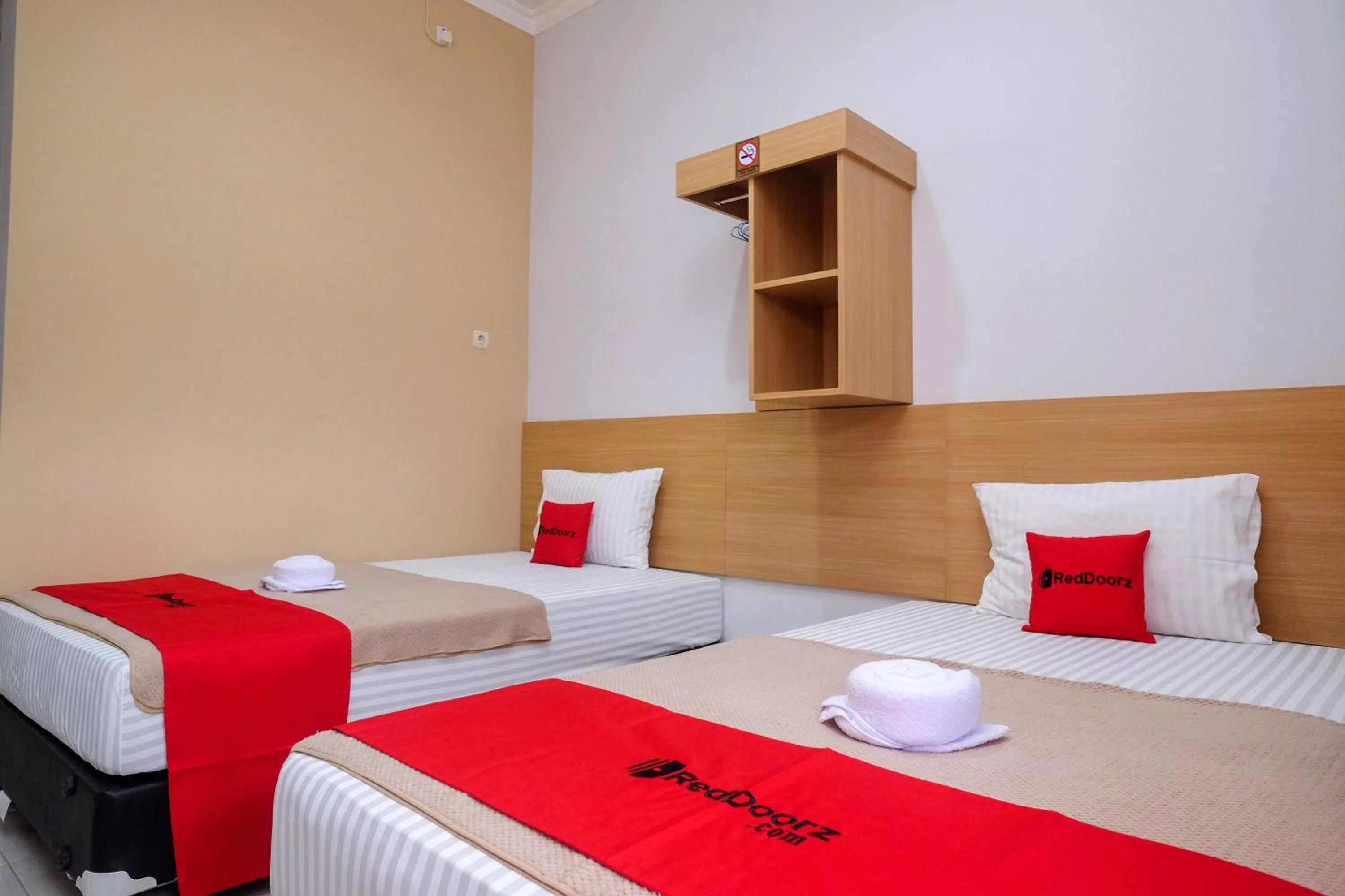 Twin Room in RedDoorz Syariah near Perempatan Kartasura