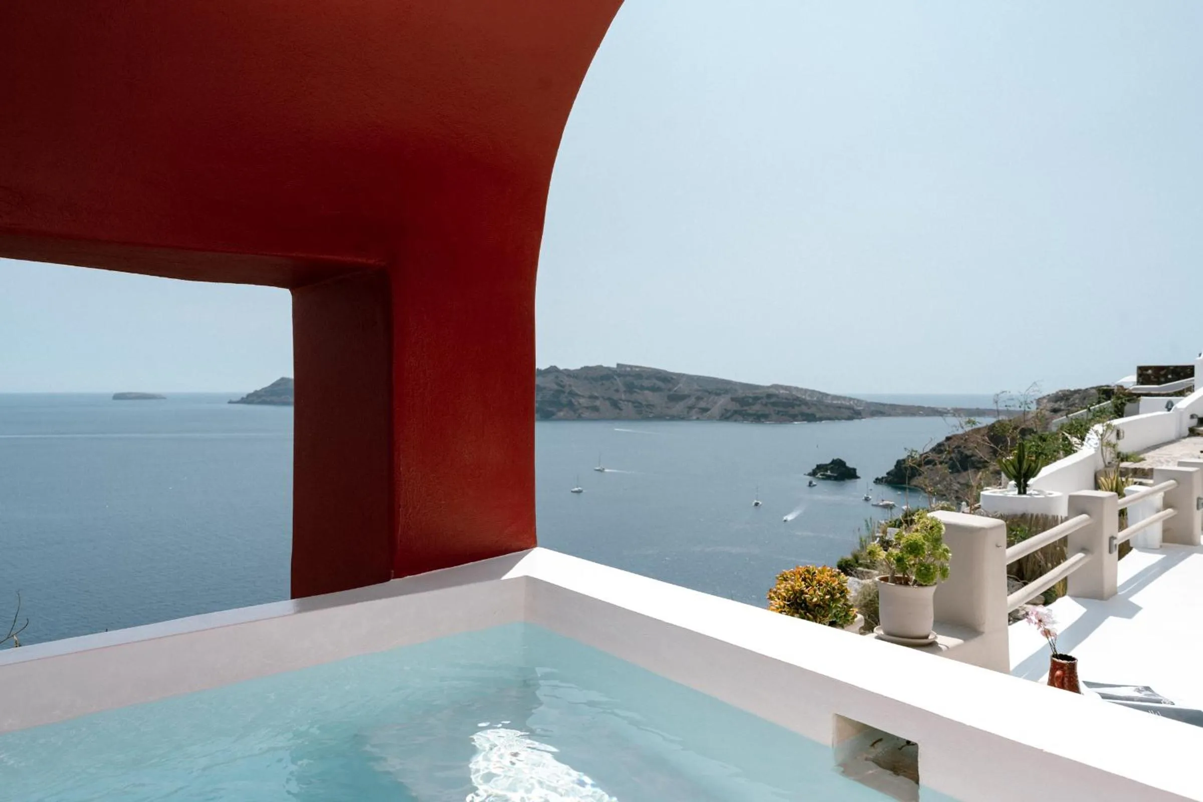 Junior Villa with outdoor heated plunge and sea view in Nano Oia Canaves