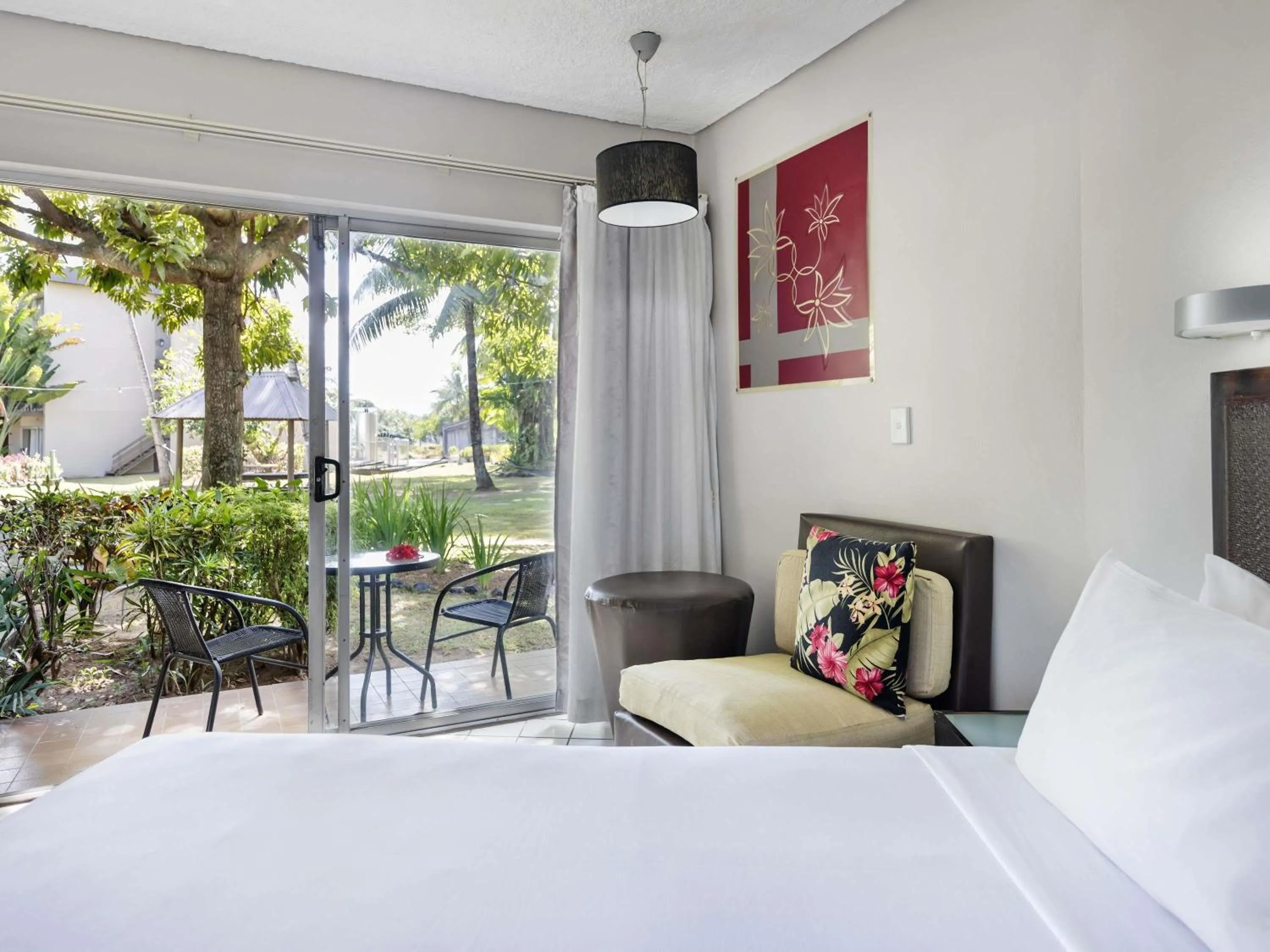 Deluxe King Room in Mercure Nadi