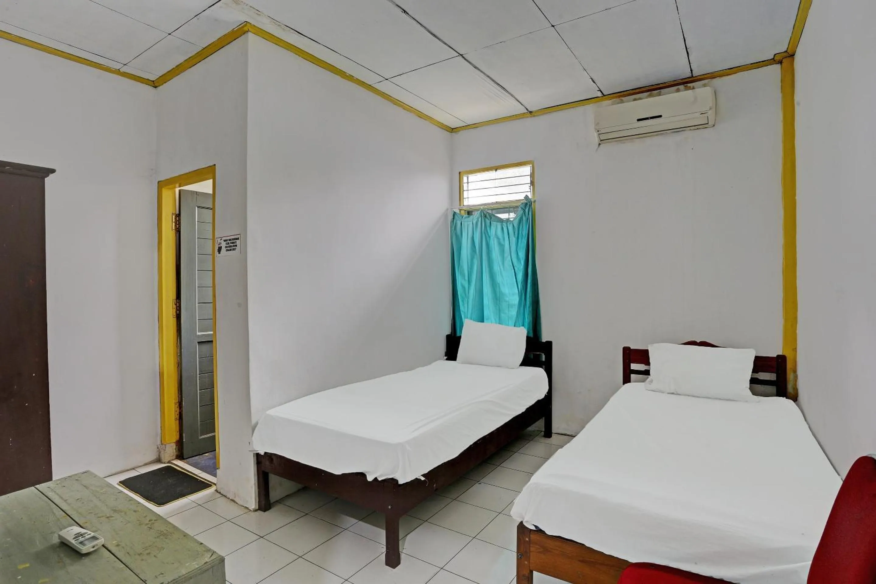 Small Twin Room in Hotel O Penginapan Aina Syariah