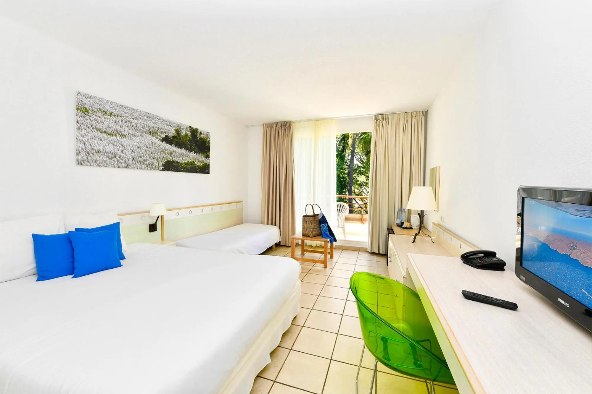 Standard Triple Room in Relais de l’Hermitage Saint-Gilles