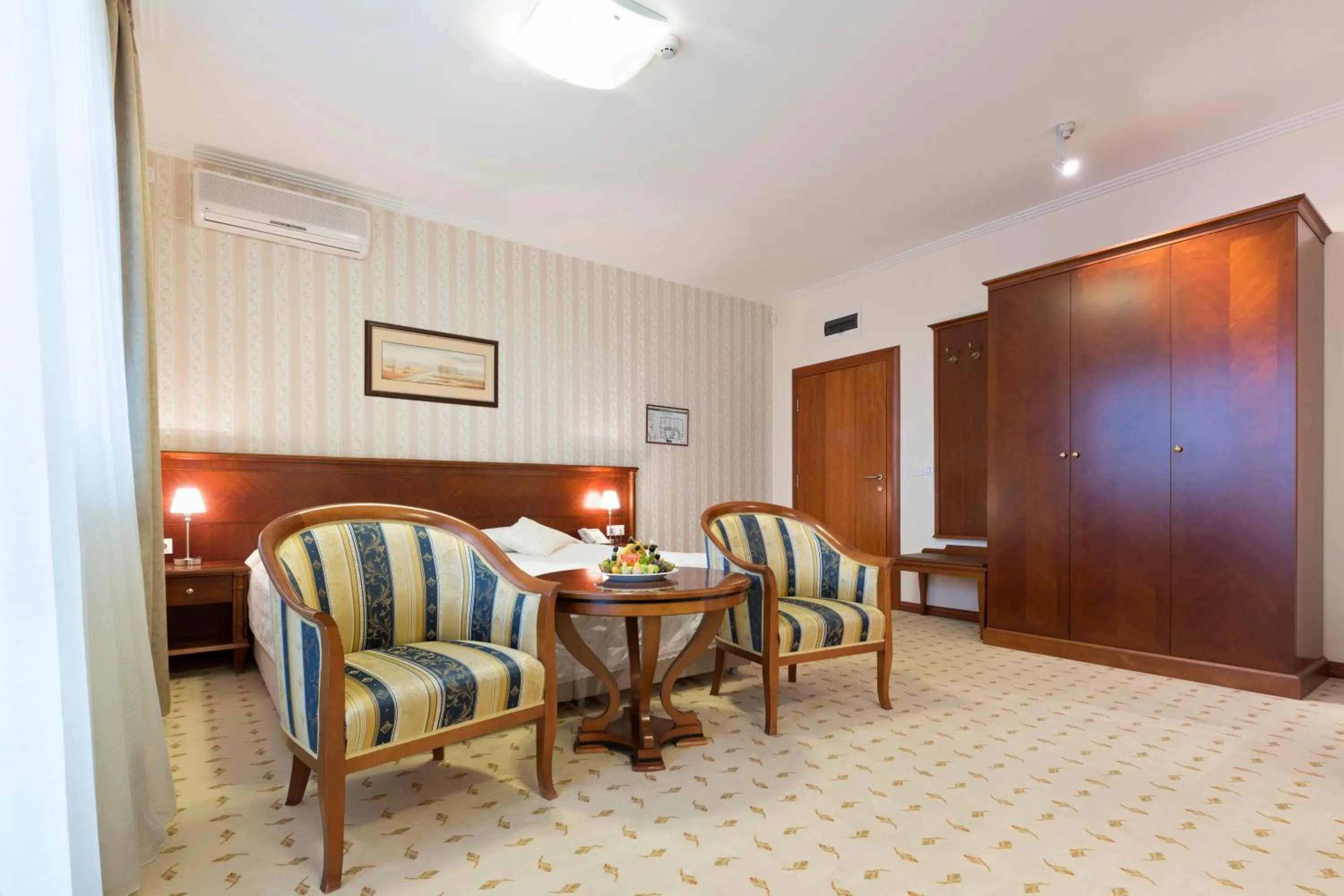 Three-Bedroom Suite  with Free Parking in Hotel Orasac