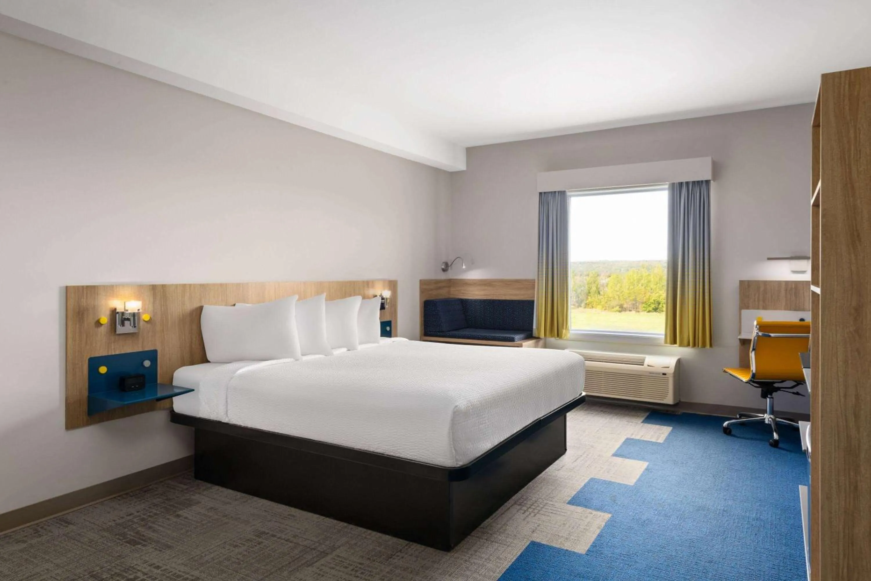 King Room with Roll-in Shower - Mobility Access/Non-Smoking in Microtel Inn & Suites by Wyndham Lachute