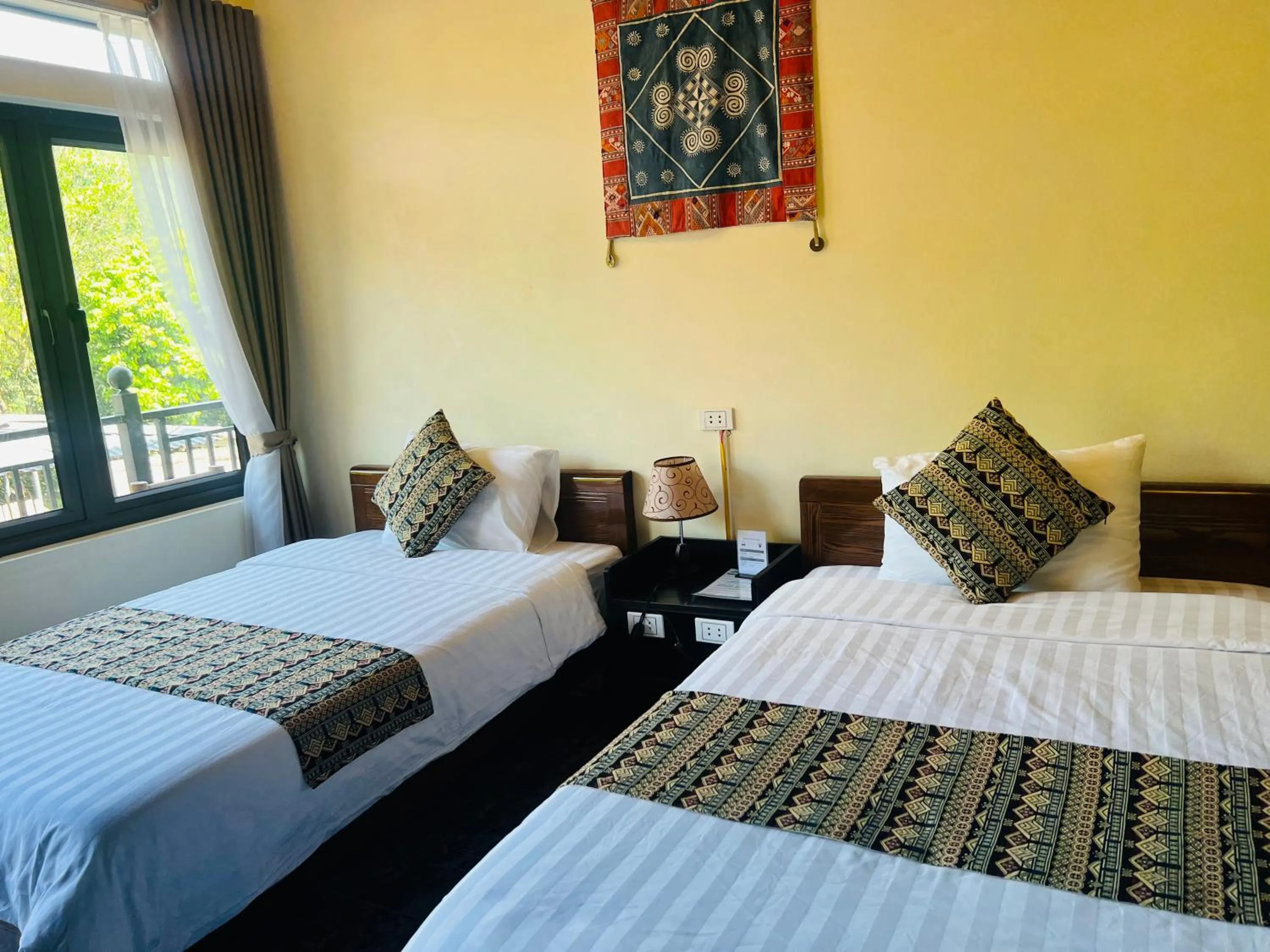 Twin Room with Private Bathroom in Mai Châu Happy House