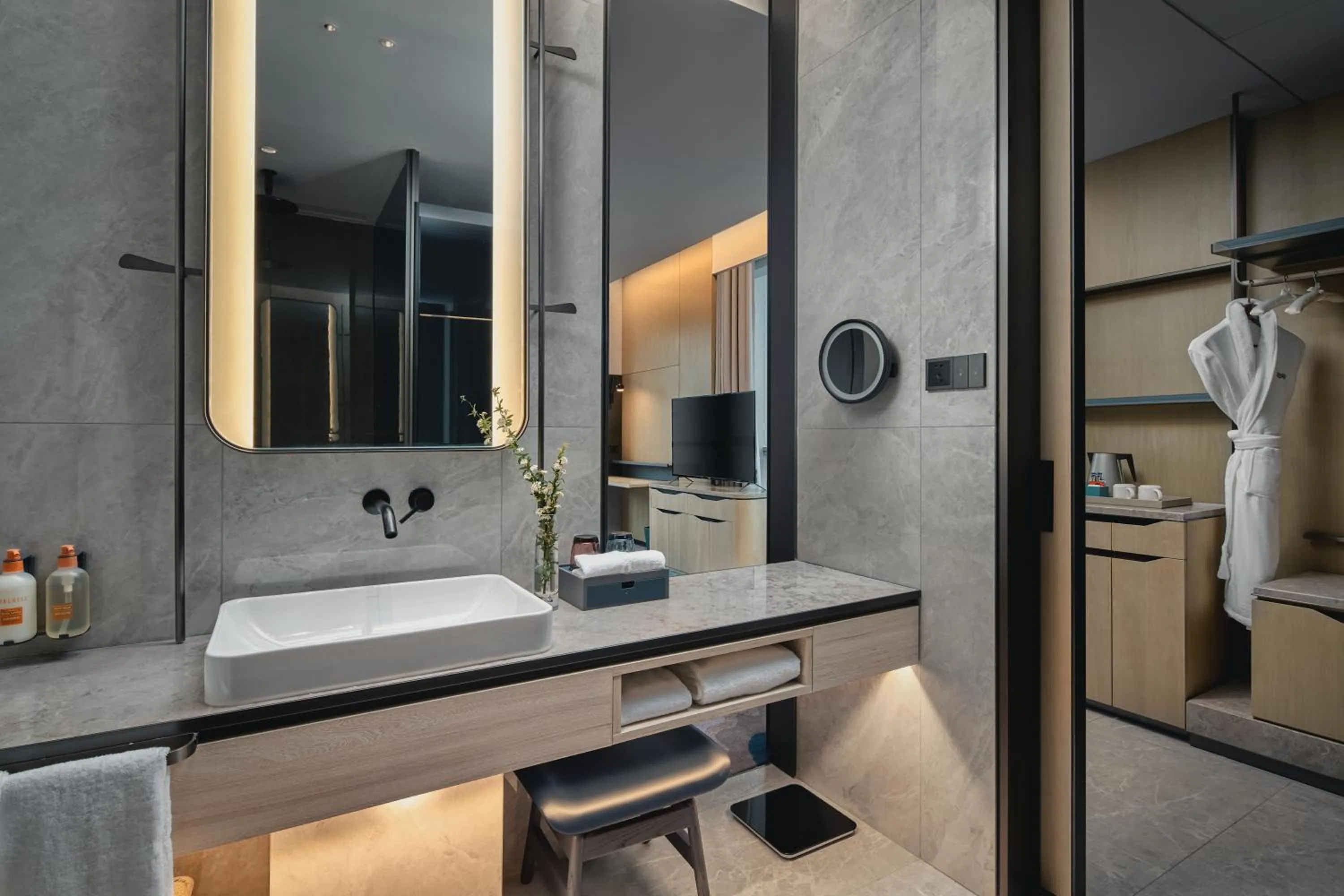 Standard Twin Room with River View in Crowne Plaza Hangzhou Riverside by IHG