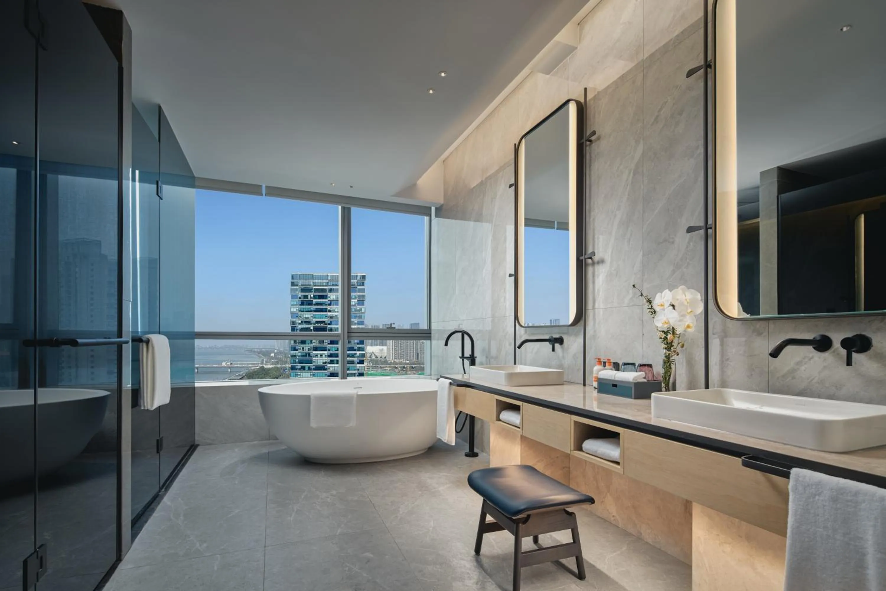 Premium King Room with River View in Crowne Plaza Hangzhou Riverside by IHG