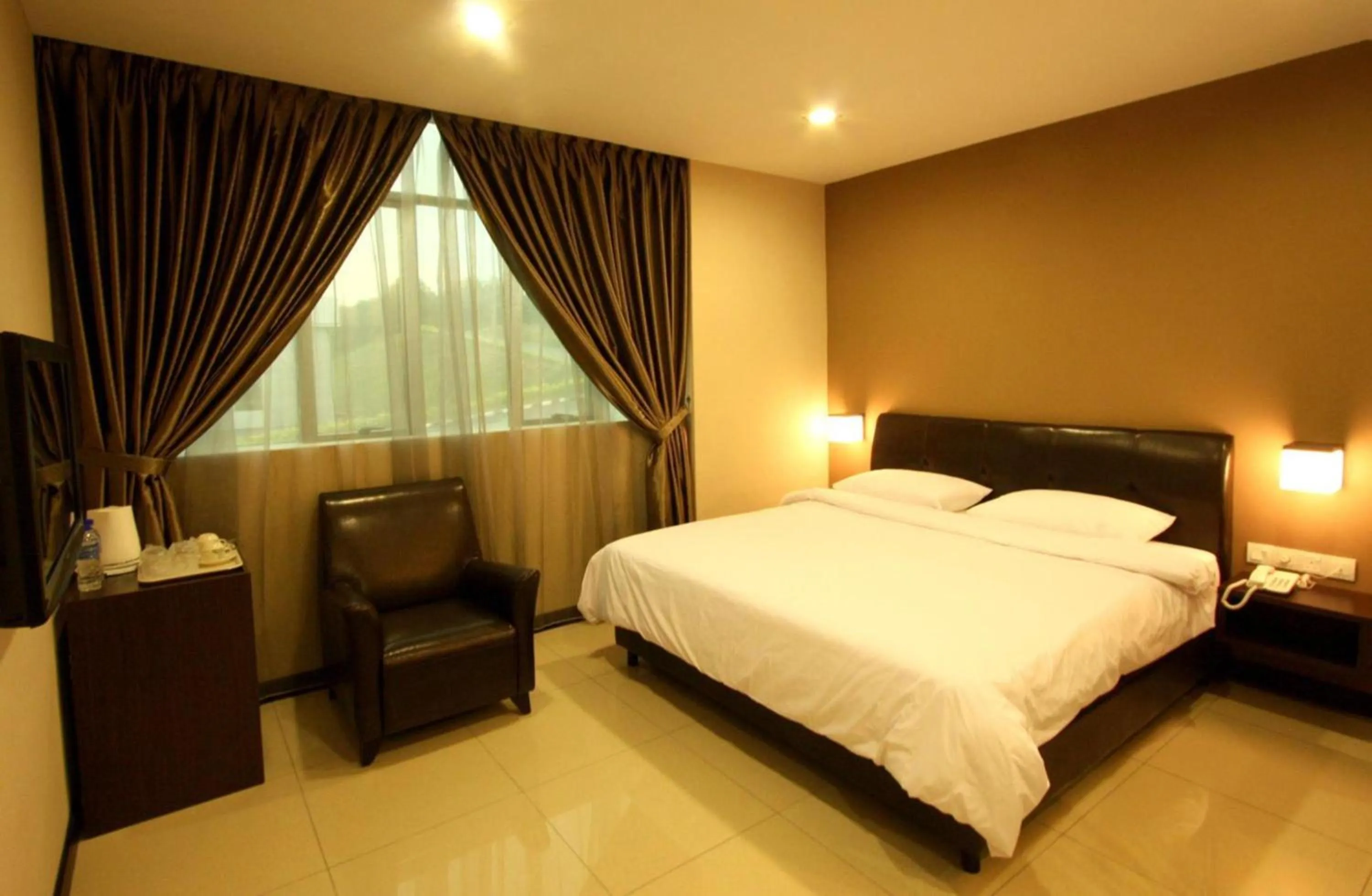 Deluxe King Room in Capital O Rail Hotel
