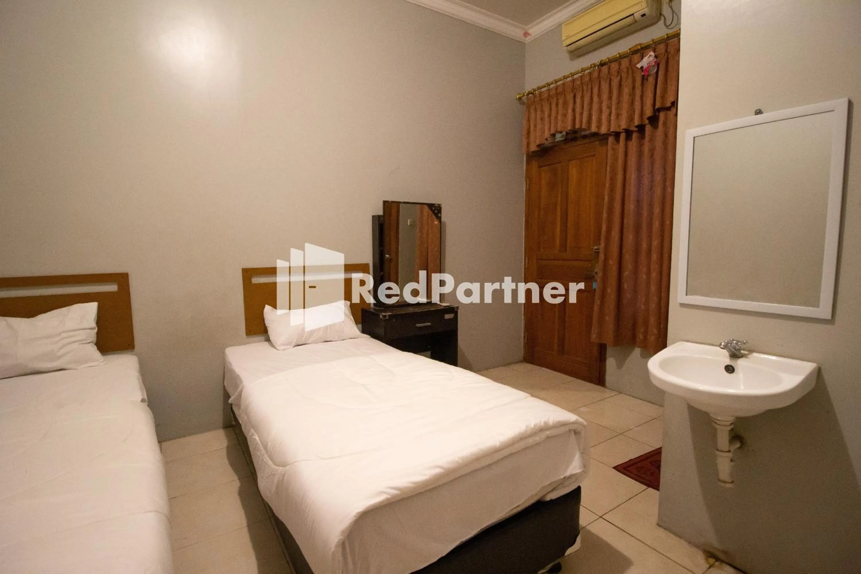 Twin Room in De Kost Solo Mitra RedDoorz