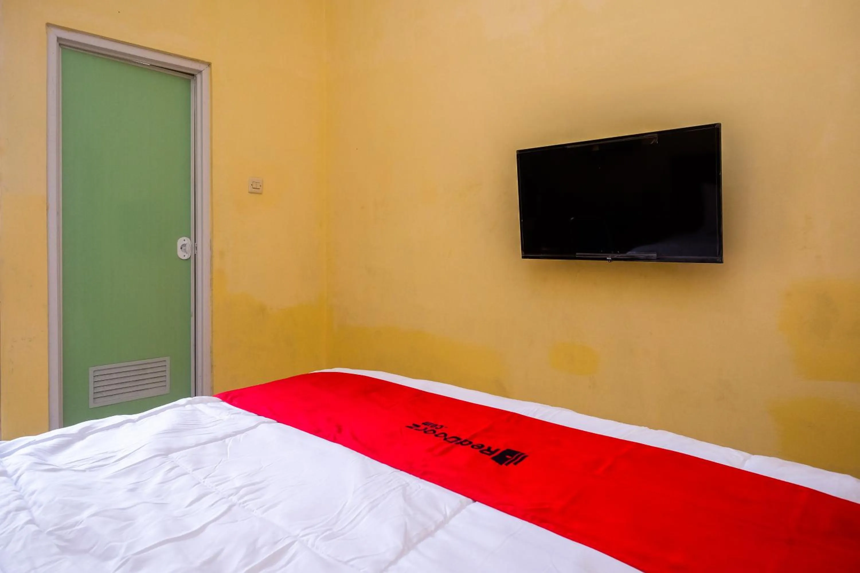 Deluxe Room in RedDoorz Syariah @ Griya Thamrin Manahan Solo