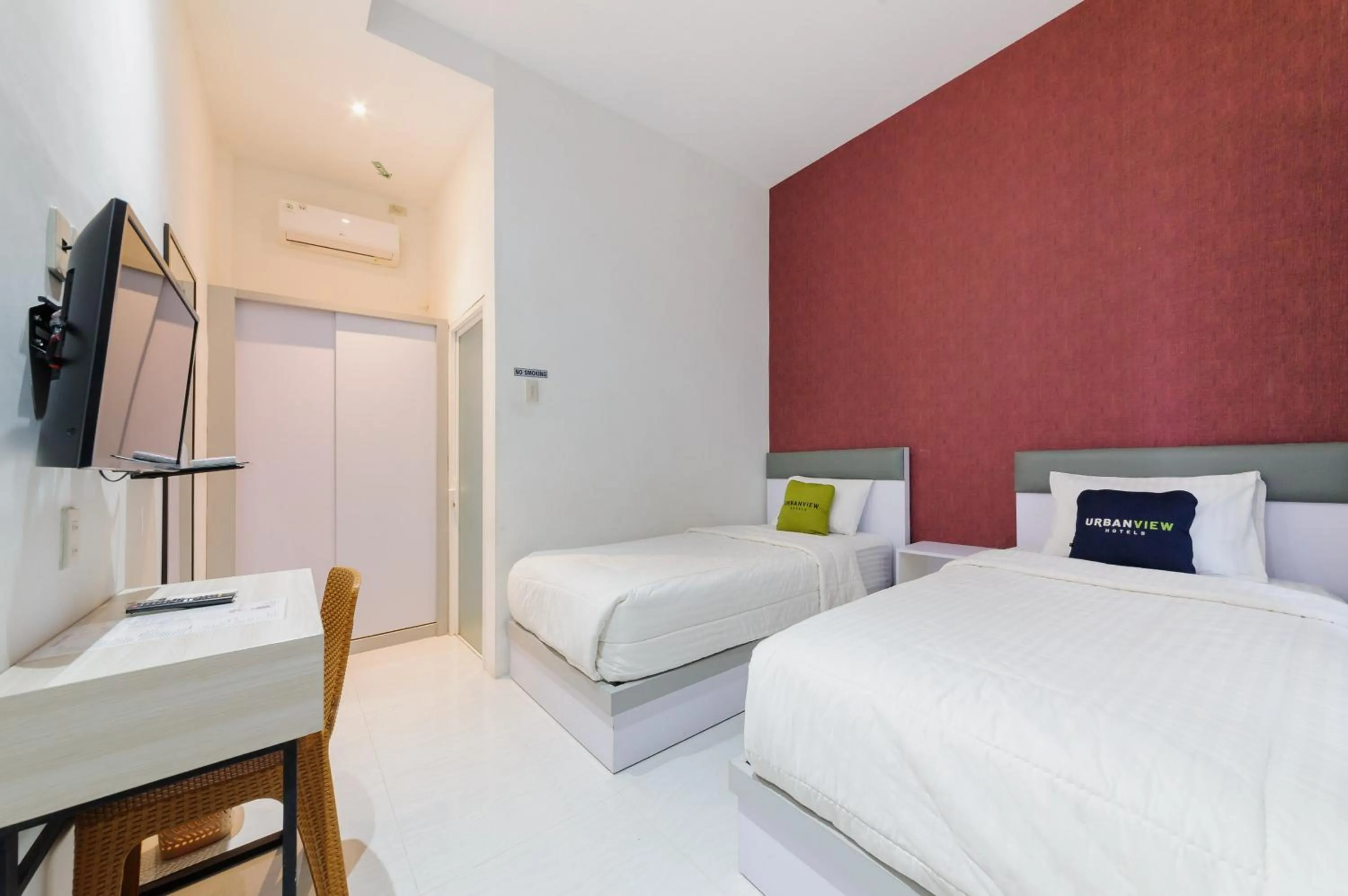 Superior Twin Room in Urbanview Hotel Brodam's Pematang Siantar by RedDoorz