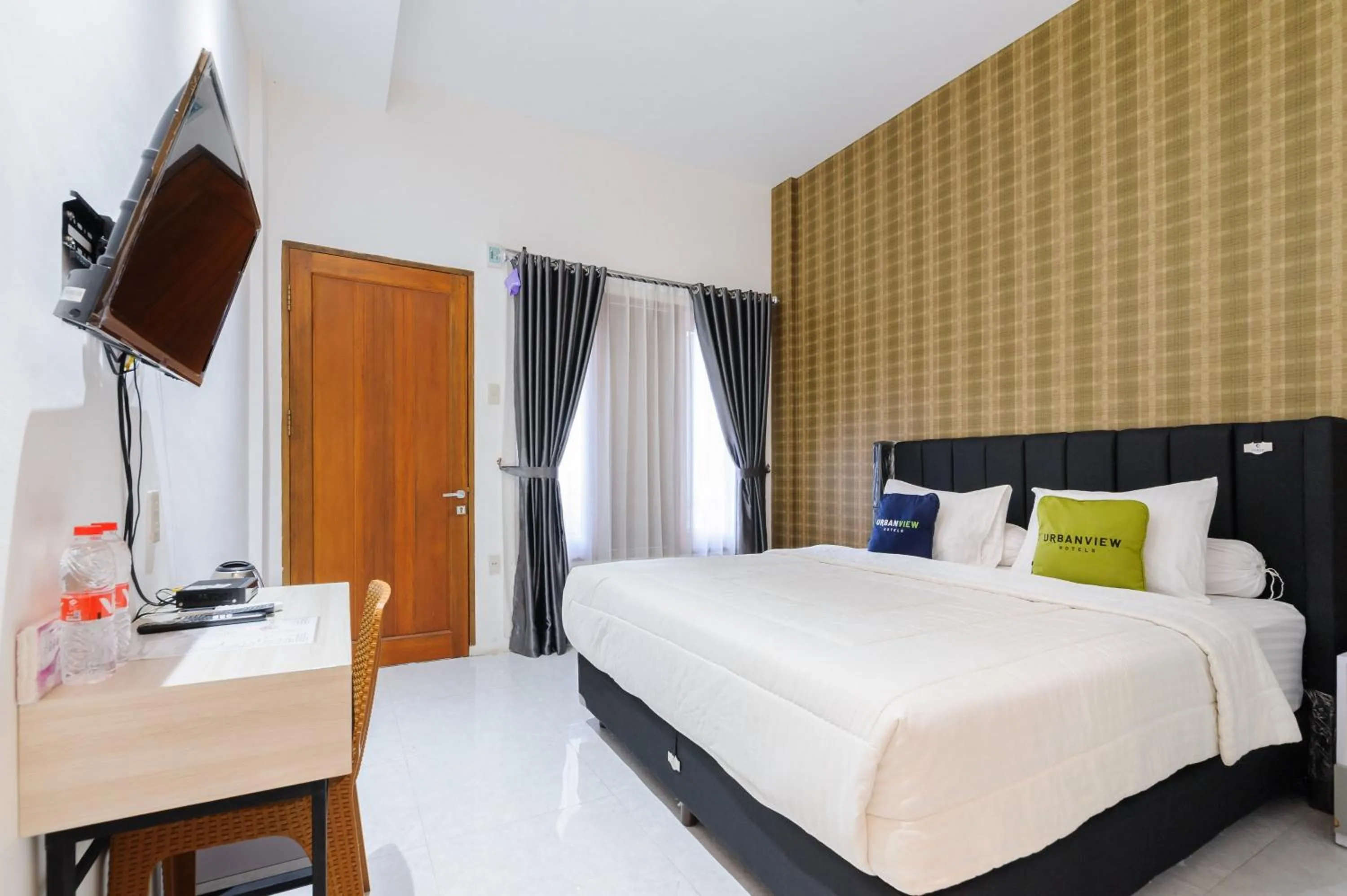 Deluxe Double Room in Urbanview Hotel Brodam's Pematang Siantar by RedDoorz
