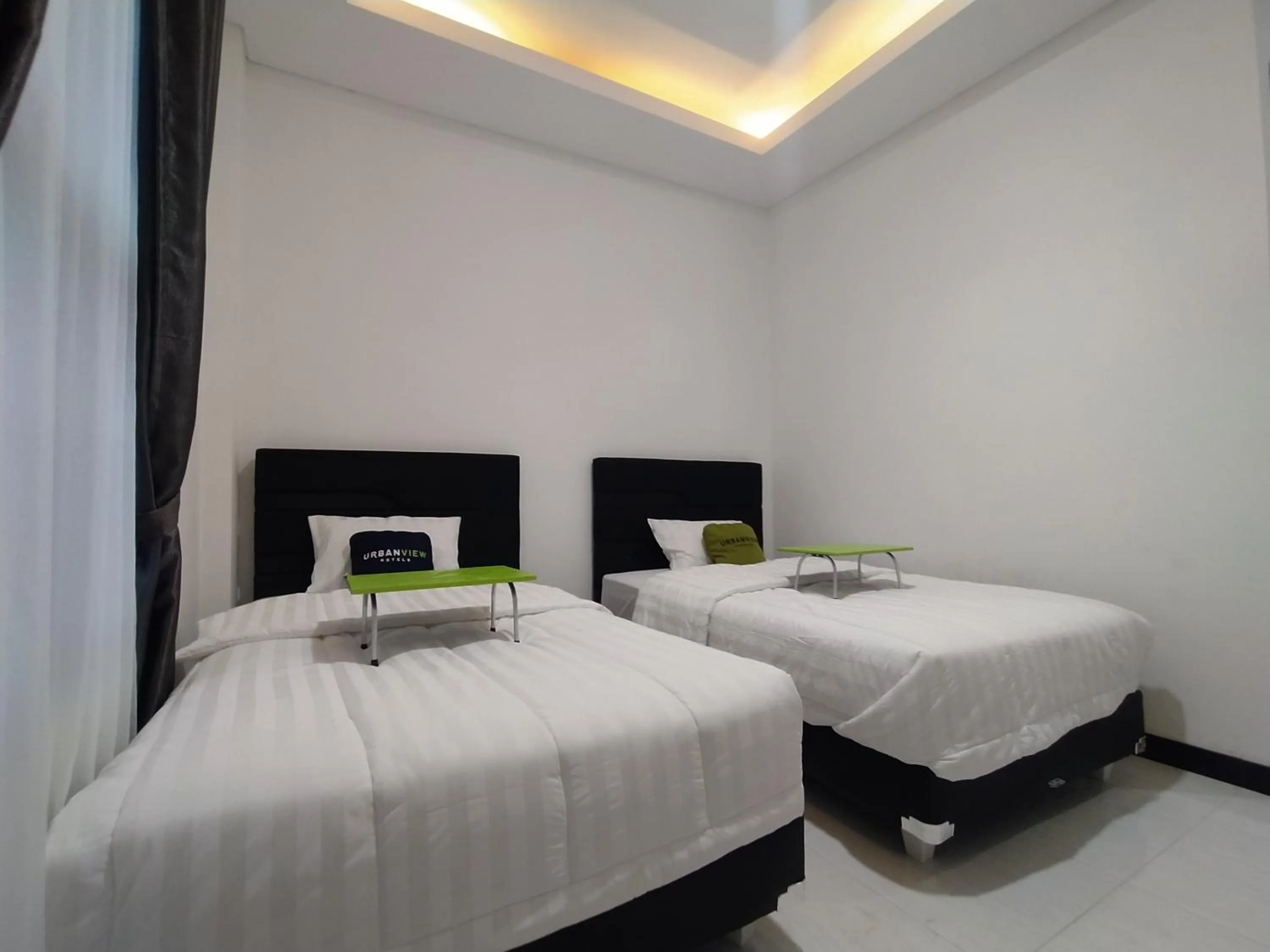 Superior Twin Room in Urbanview Badran Residence Syariah Manahan