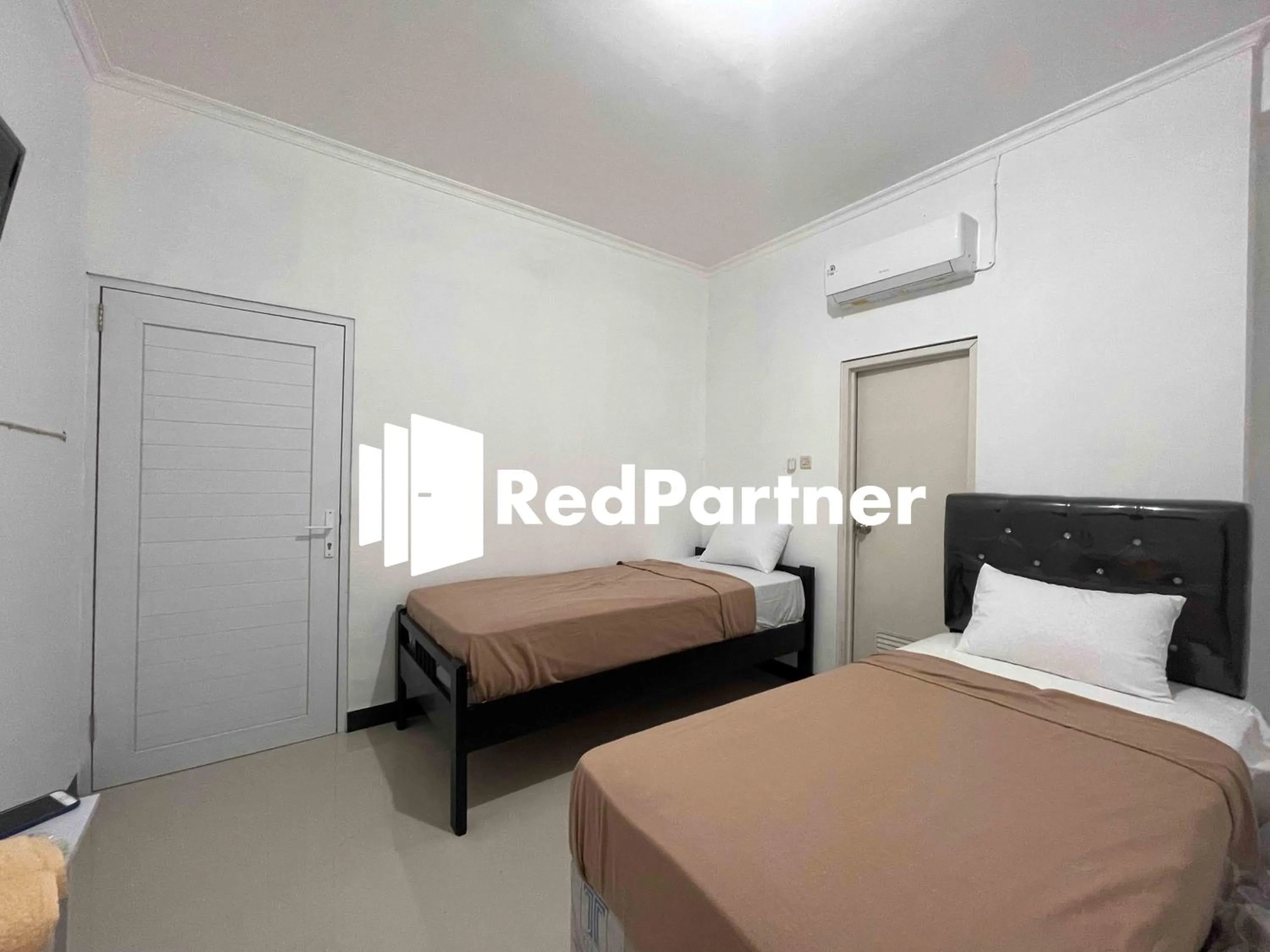 Deluxe Twin Room in Hotel Pusponjolo Syariah Semarang Mitra RedDoorz