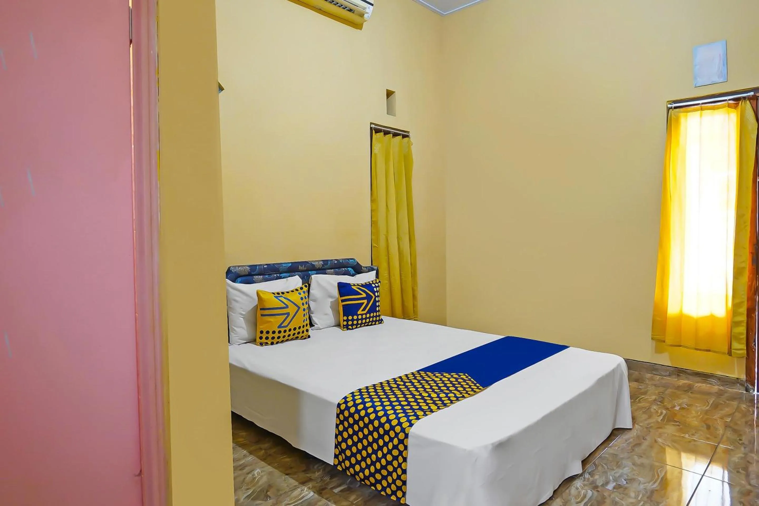 Budget Double Room in Hotel O Sobat Ijen Traveller Homestay