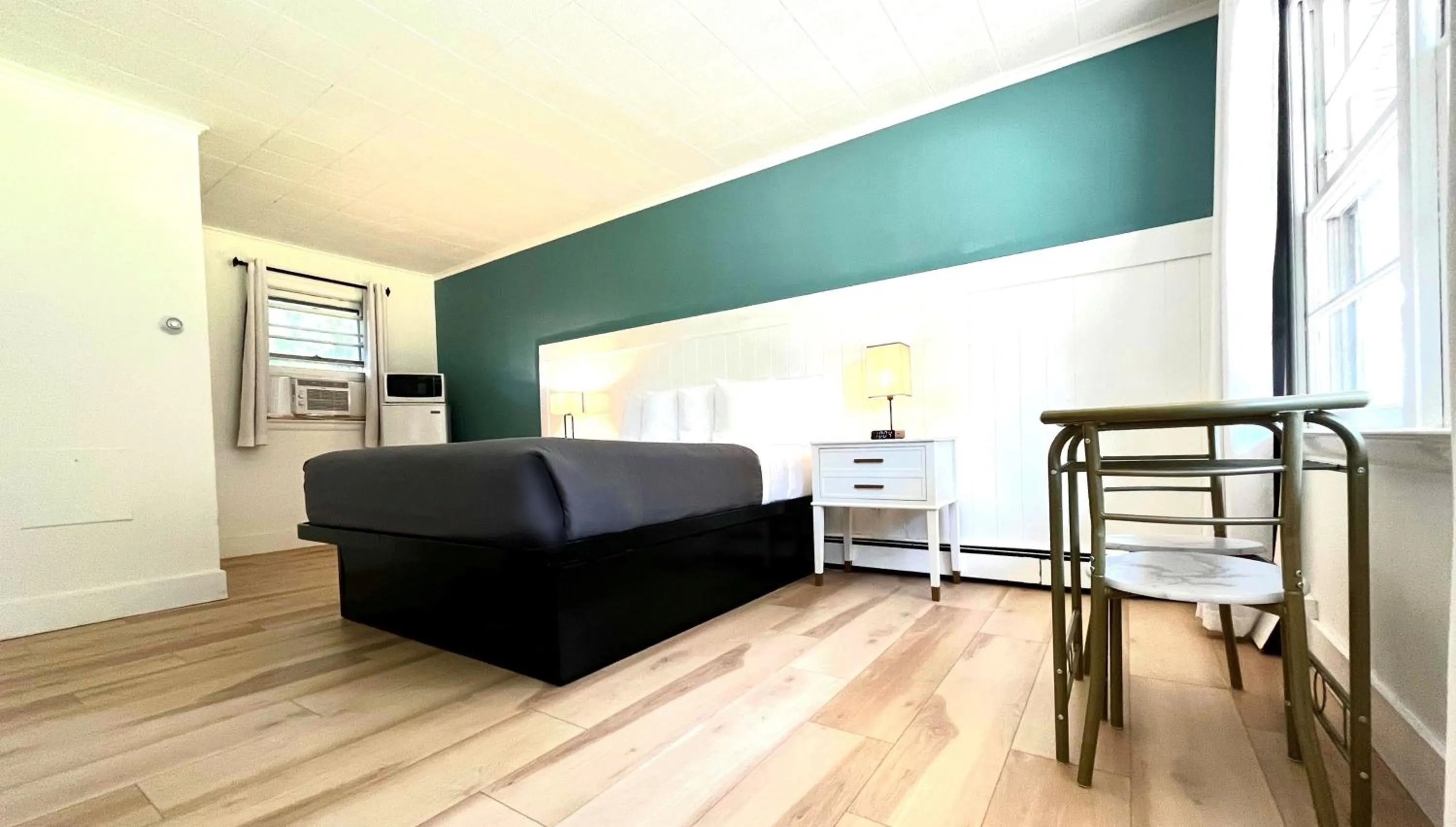 One Queen Nonsmoking Lakeside in Motel Luzerne