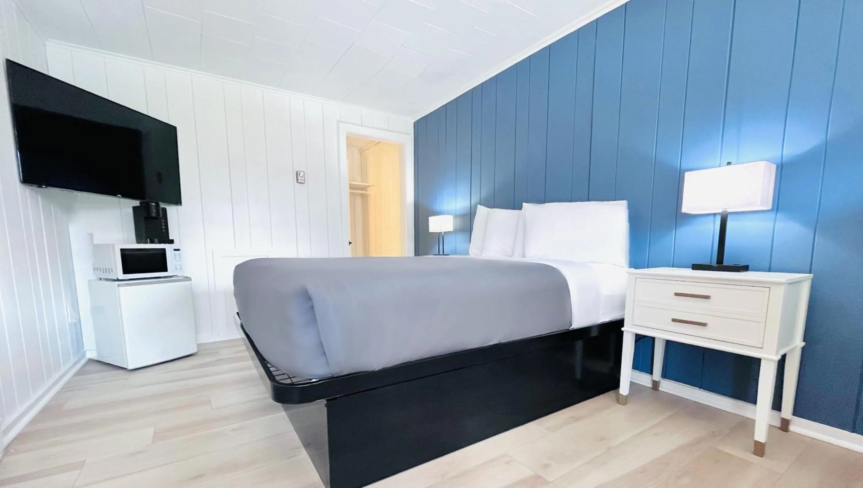 One Queen Bed Nonsmoking Northside in Motel Luzerne