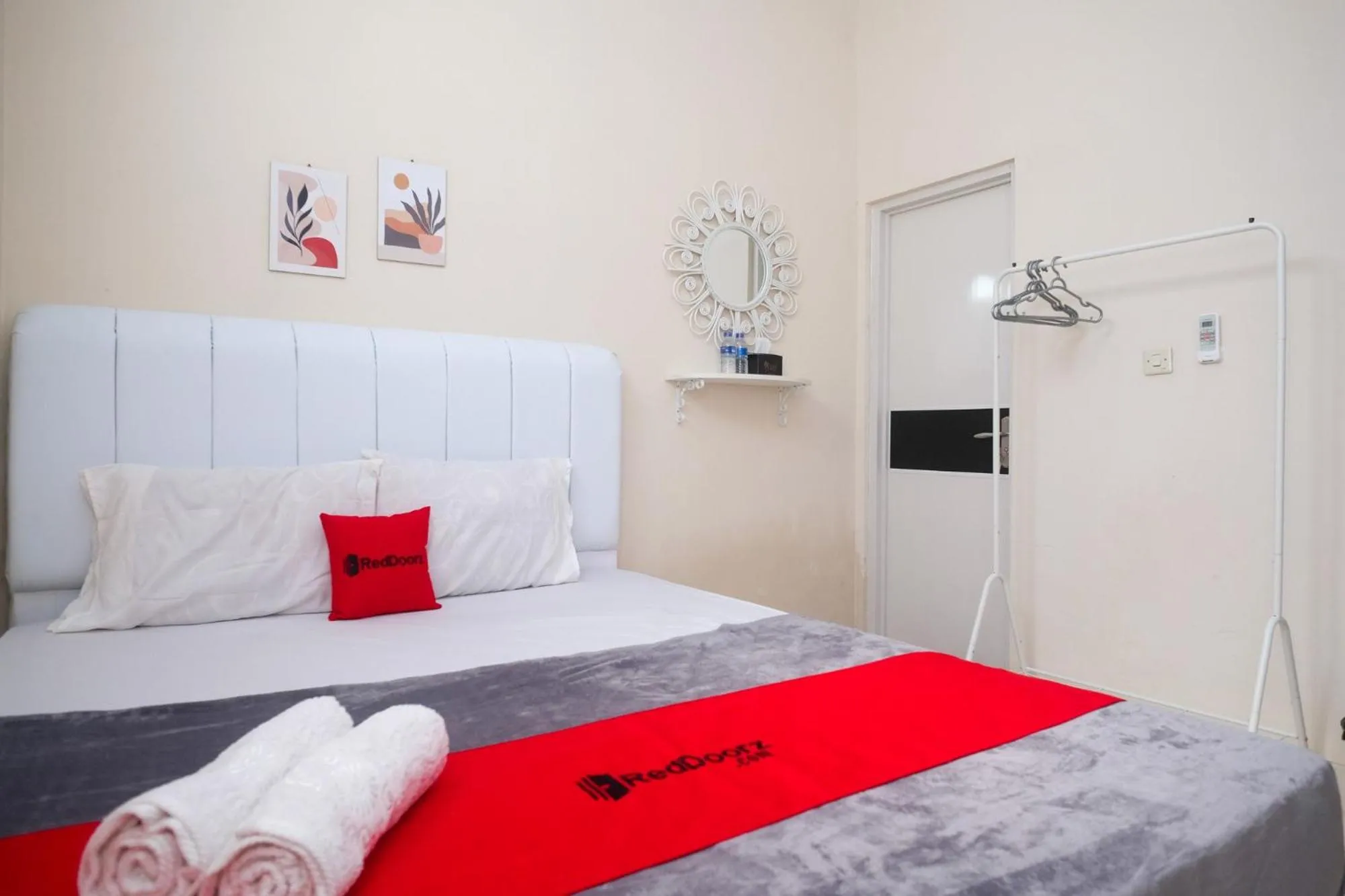 Double Room in RedDoorz Syariah near Universitas Mercu Buana Kampus 2 Yogyakarta