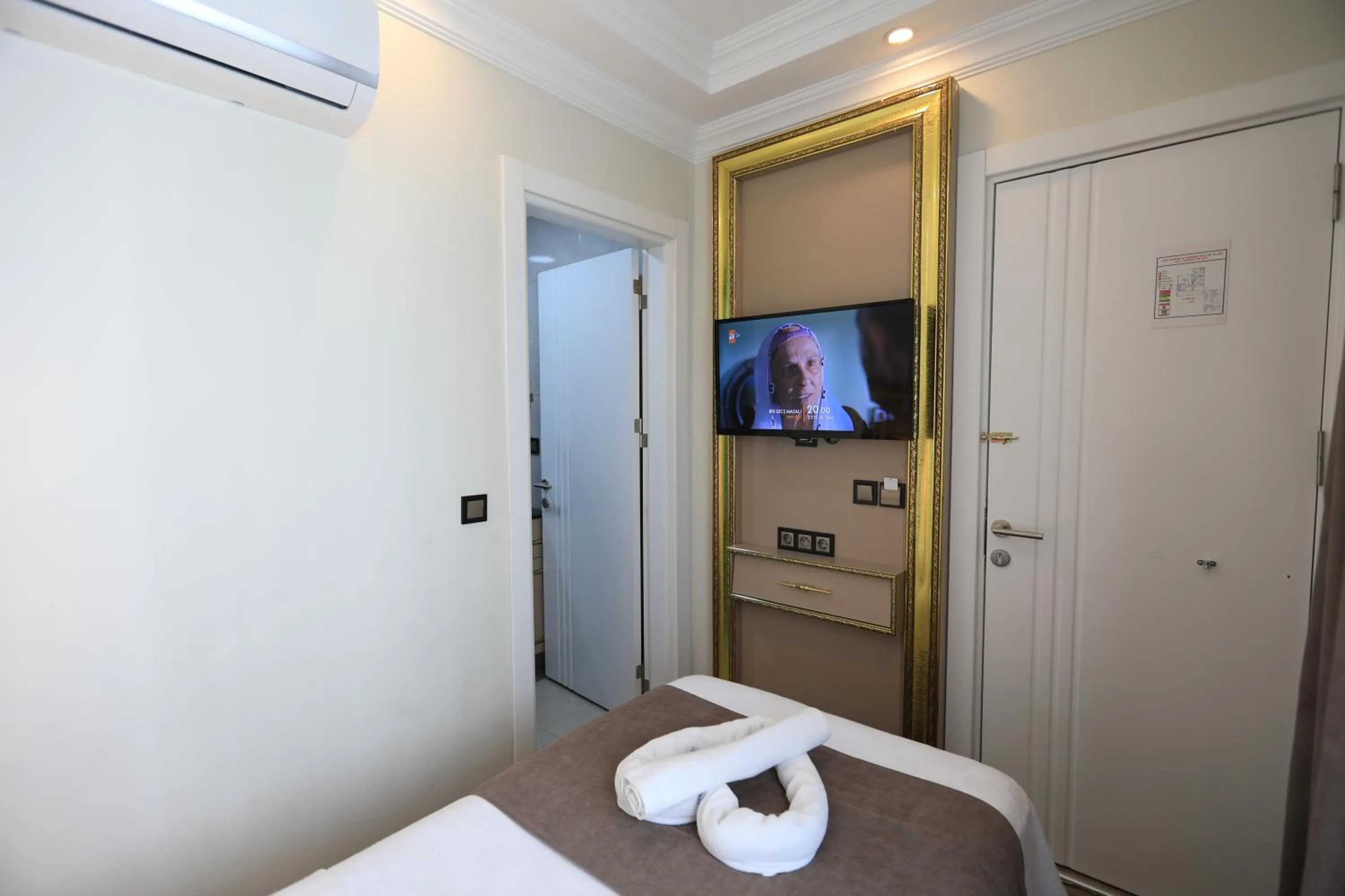 Large Single Room in Blue Zerzevan Konak Hotel