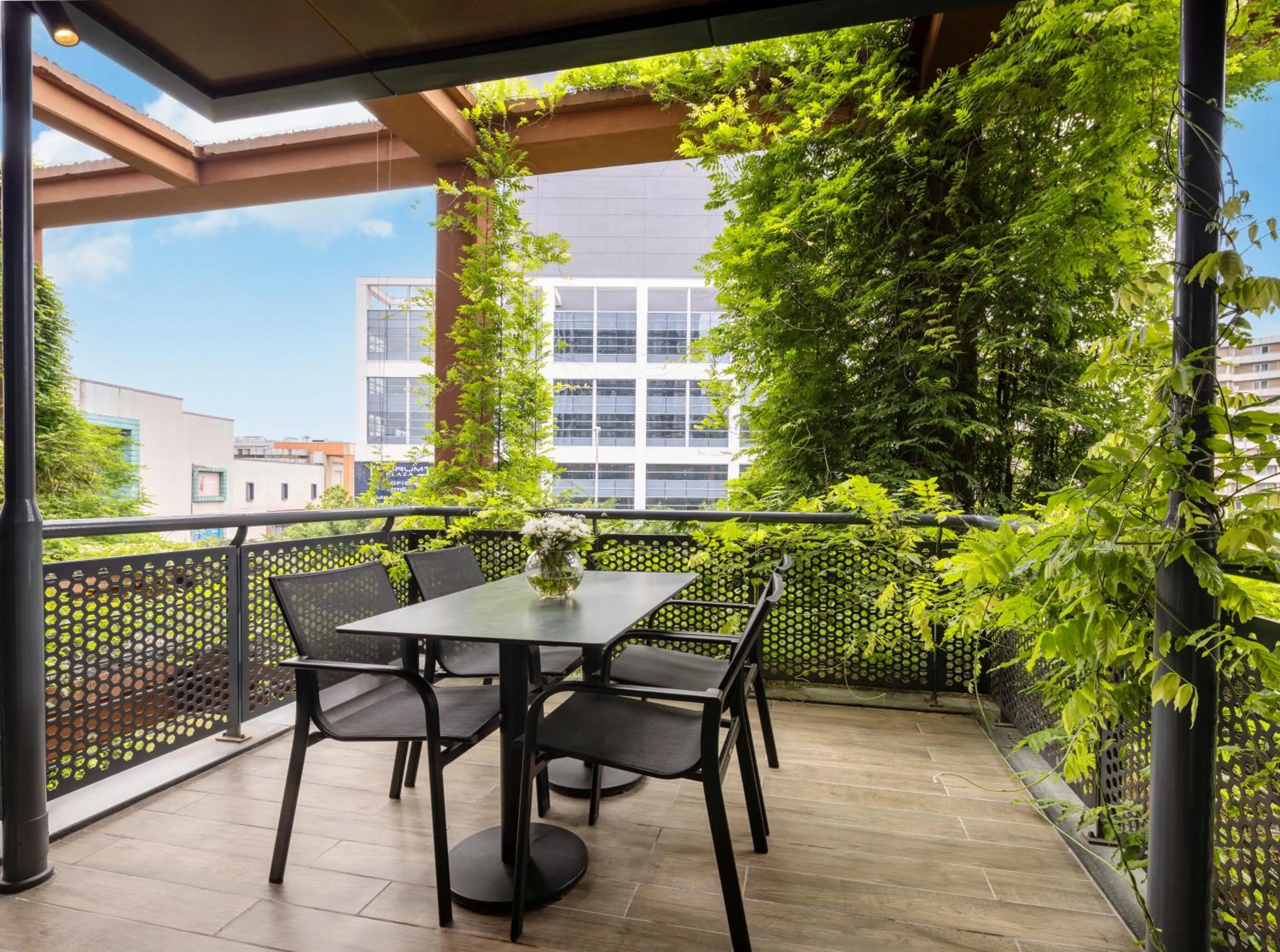 Deluxe Three-Bedroom Apartment with Balcony in Mayar Residence Hotel