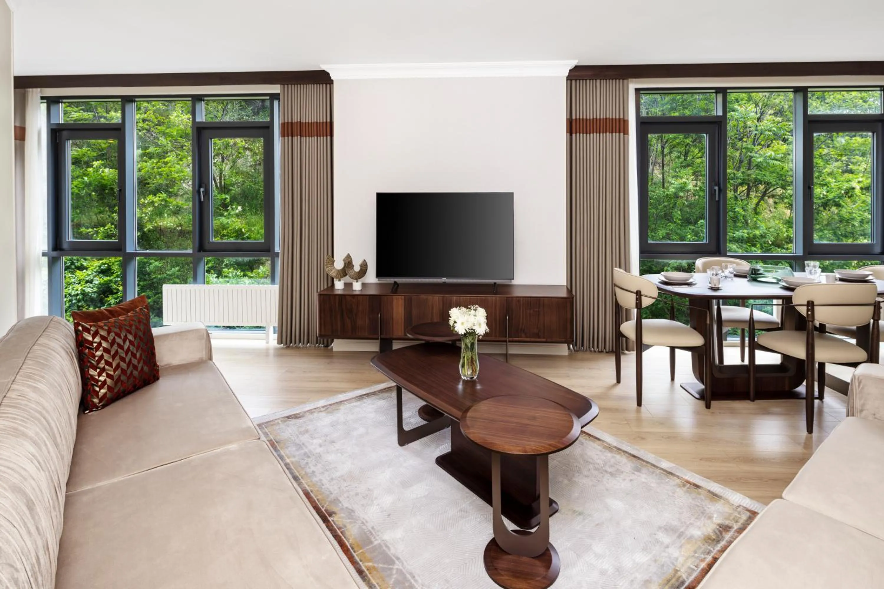 Deluxe Corner Three-Bedroom Apartment in Mayar Residence Hotel