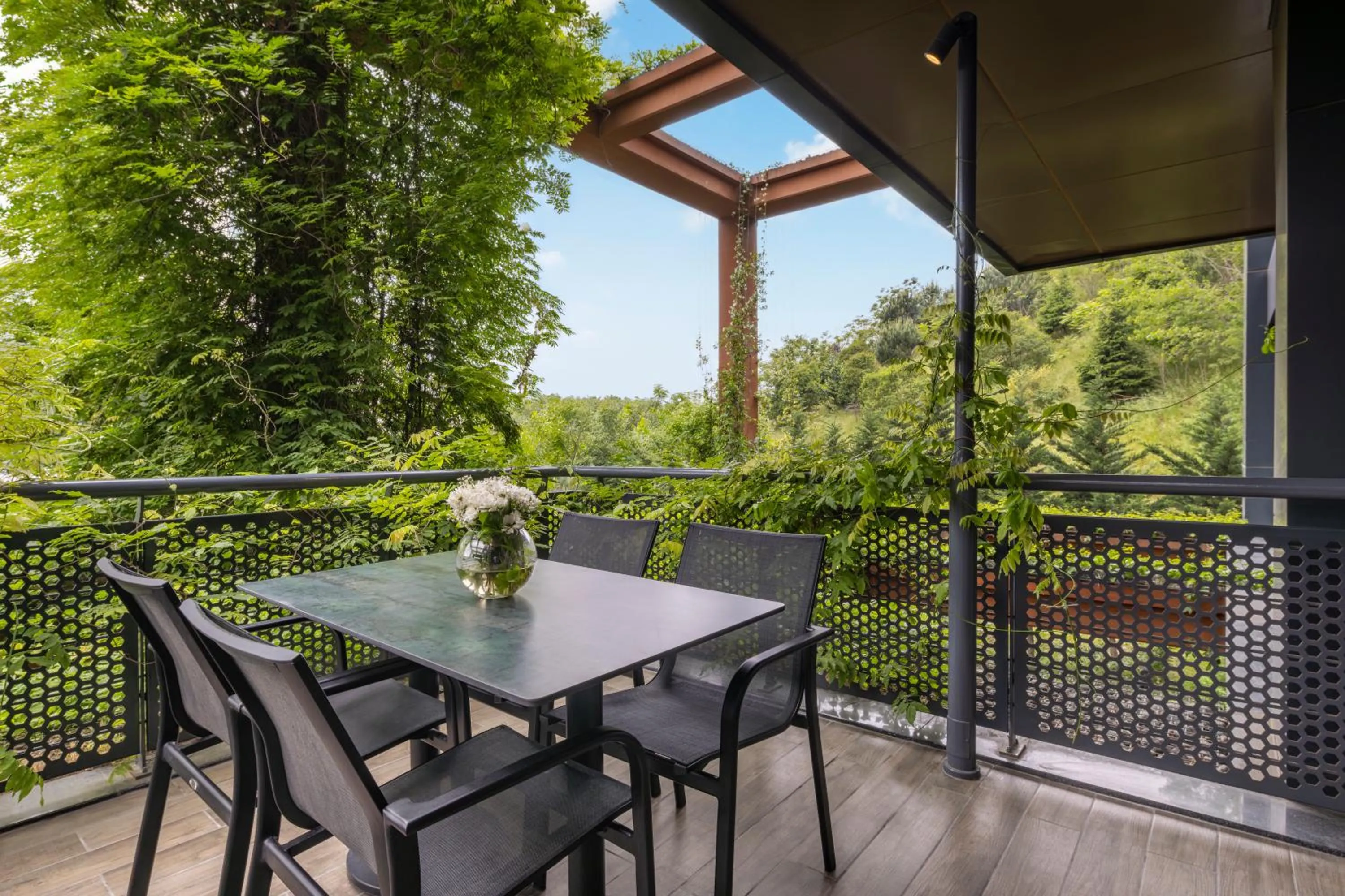 Deluxe Two-Bedroom Apartment with Balcony in Mayar Residence Hotel