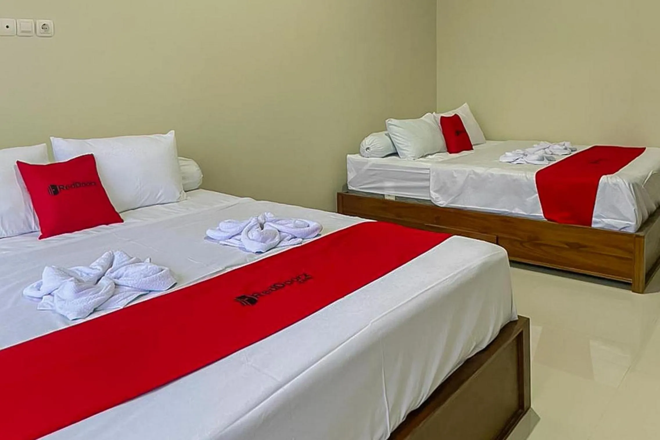 Family Room in RedDoorz Syariah near Stasiun Madiun 2