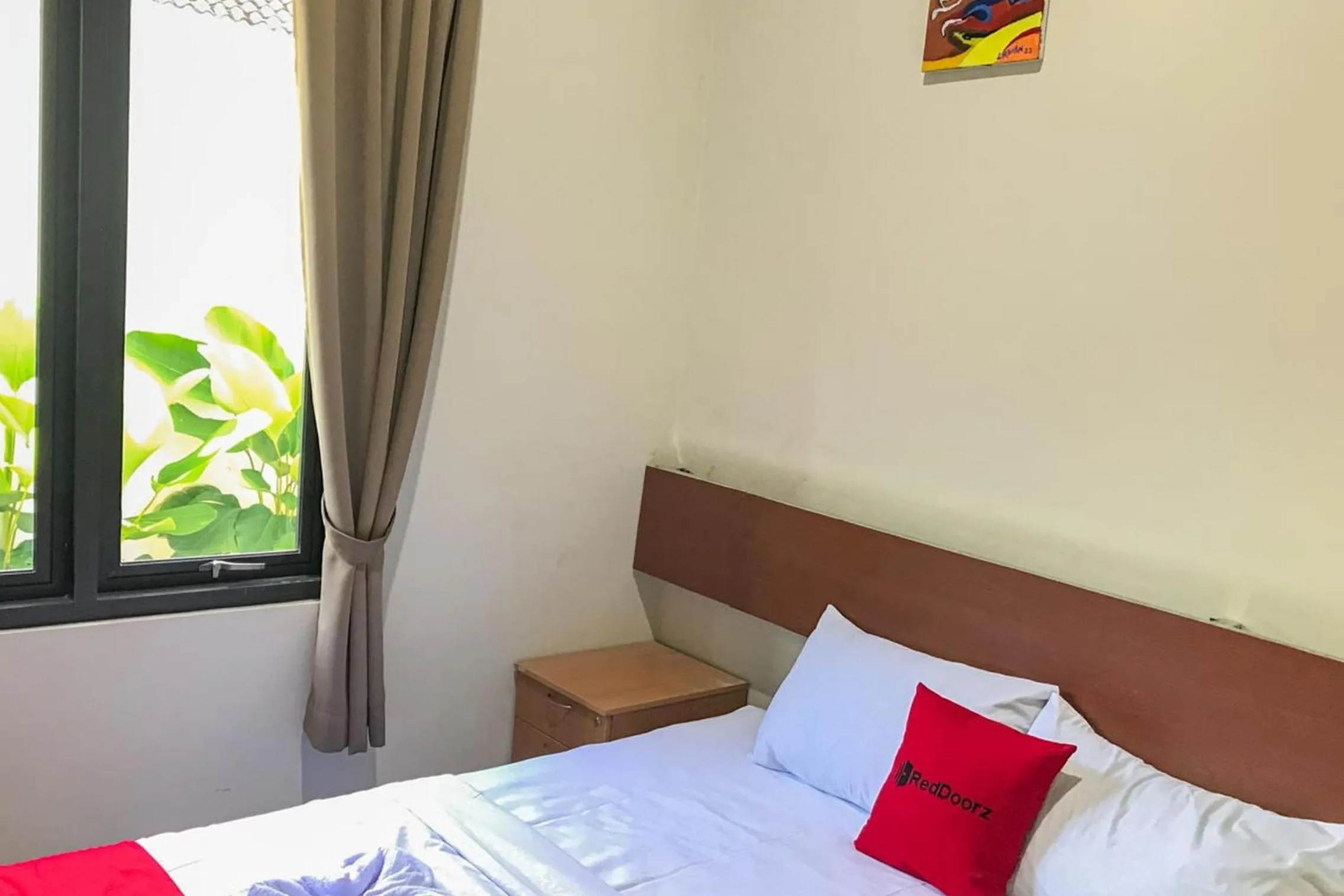 Twin Room in RedDoorz Syariah near Stasiun Madiun 2