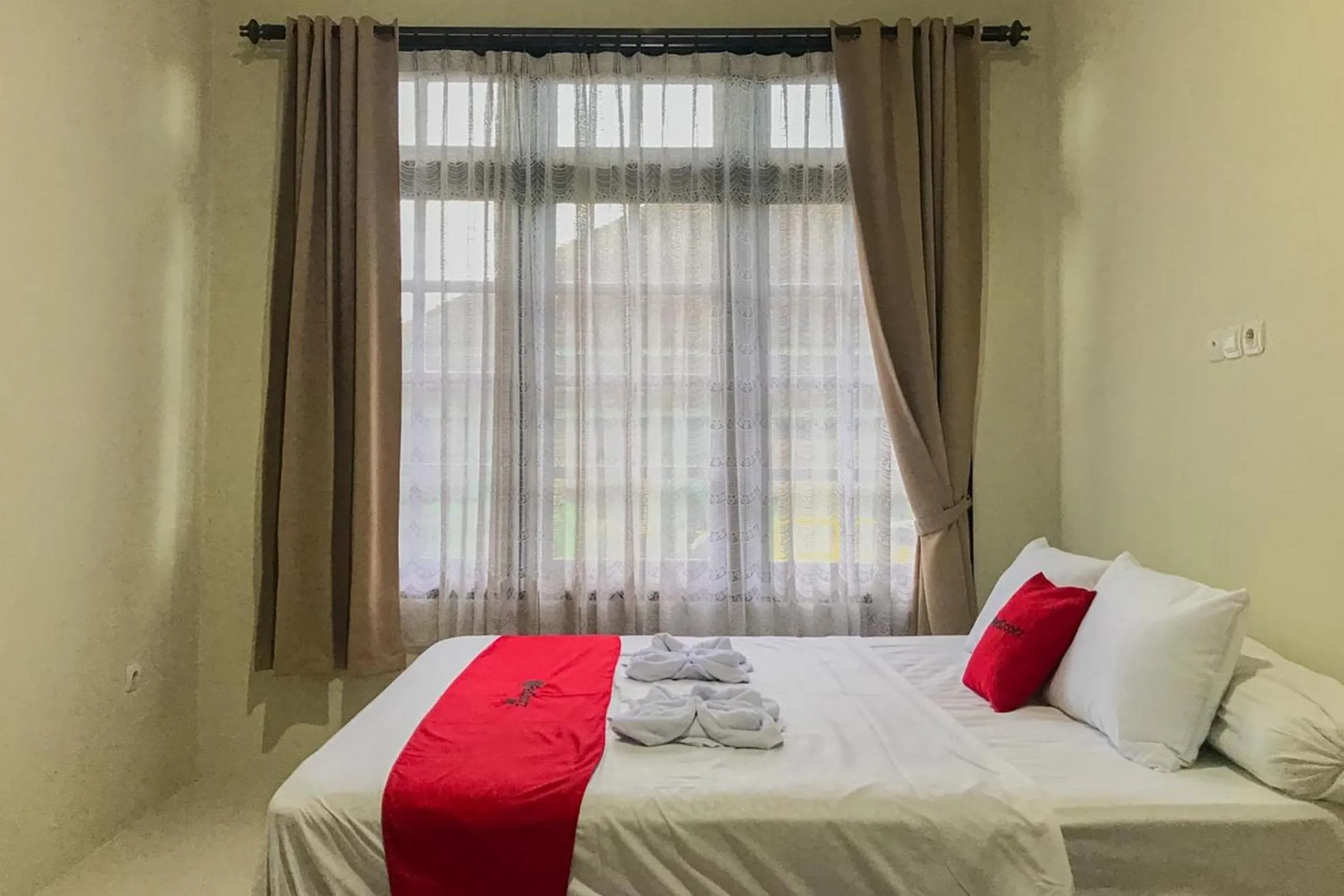 Standard Double Room in RedDoorz Syariah near Stasiun Madiun 2