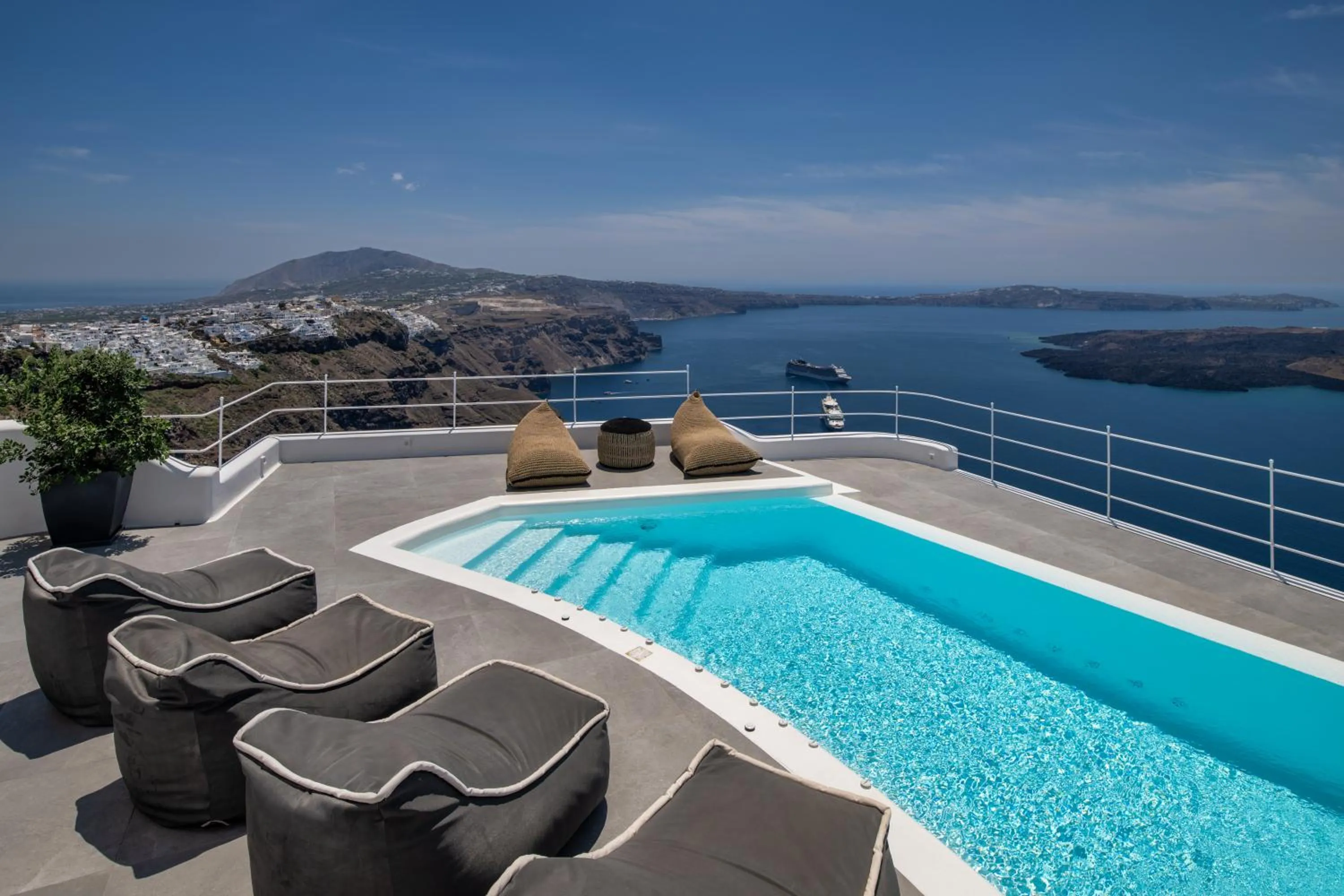Grand Suite with private pool in Eteoro Suites