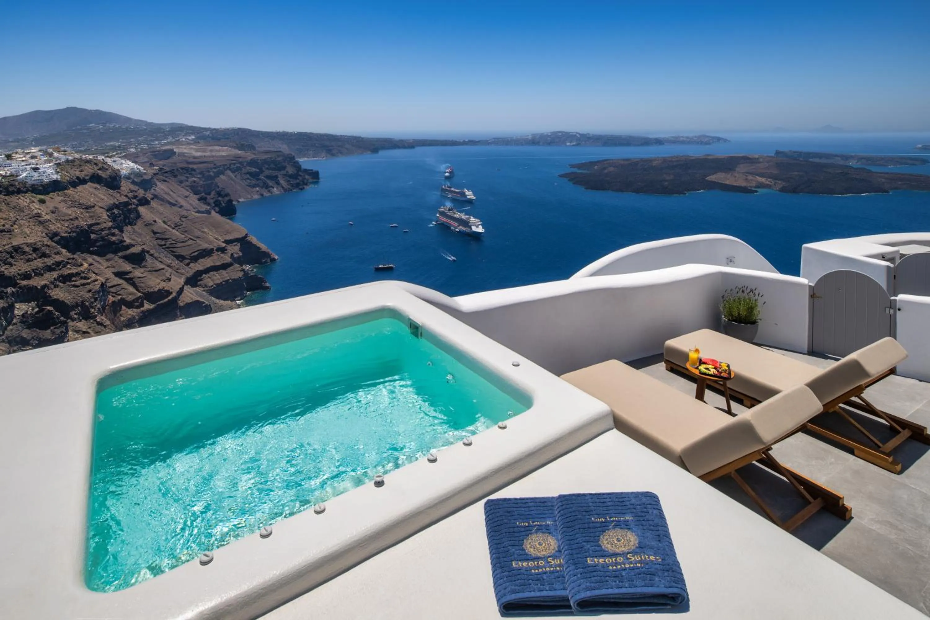 Cave Suite with outdoor jacuzzi in Eteoro Suites