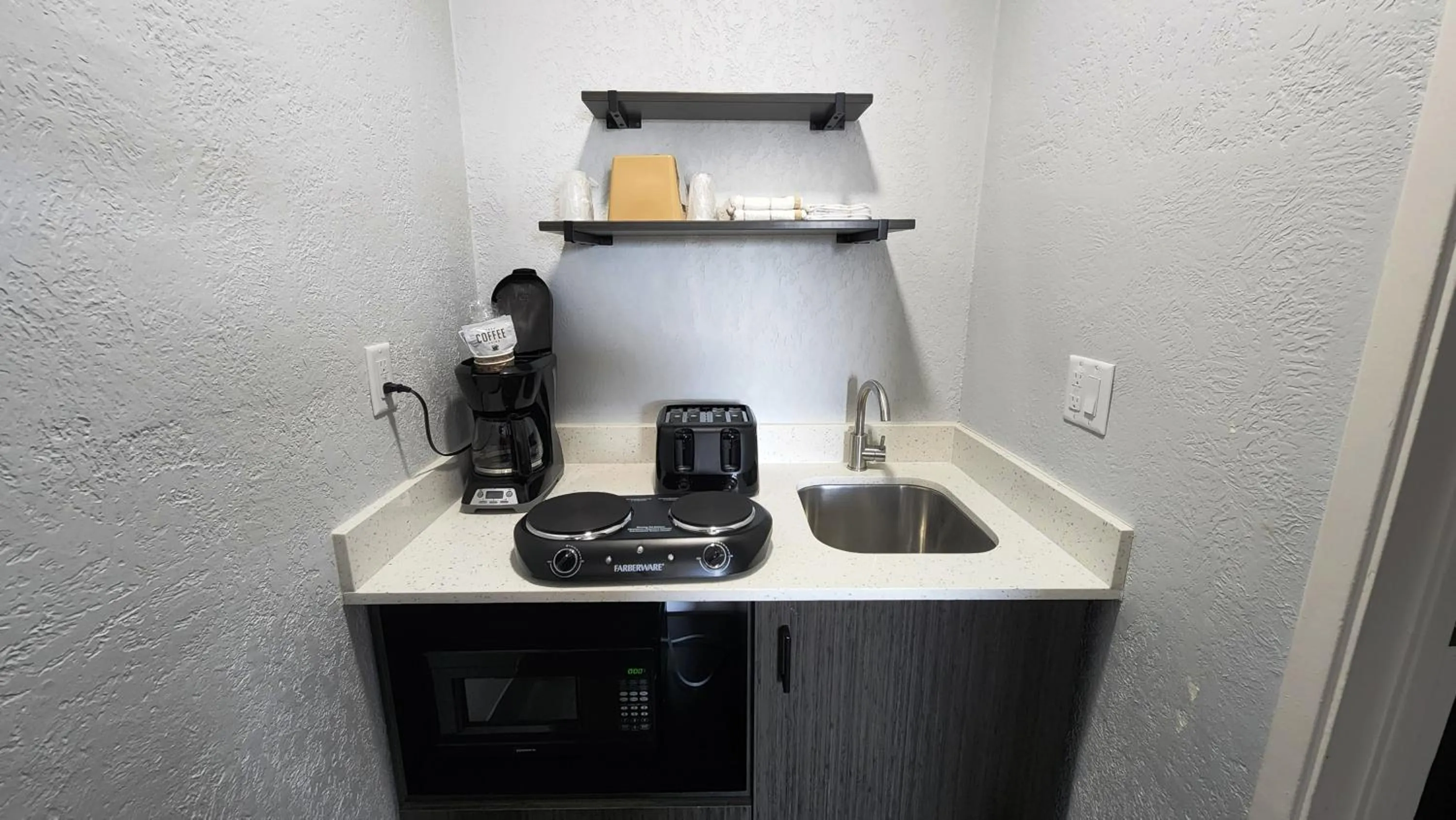 Deluxe Quadruple Room - Non-Smoking in Studio 6 Galveston TX