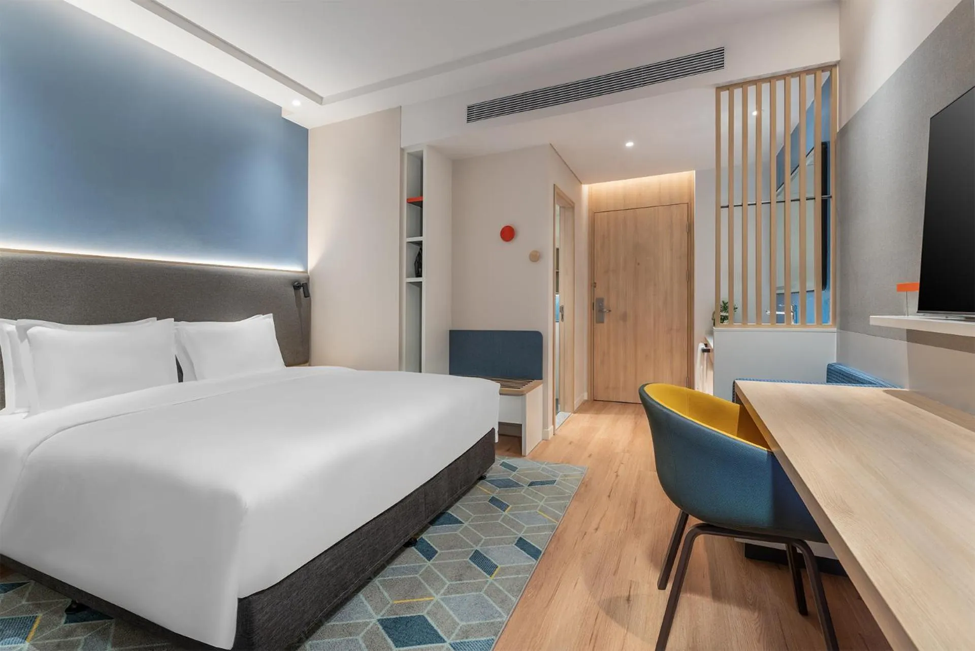 Standard King Room in Holiday Inn Express Dalian Golden Pebble Beach by IHG